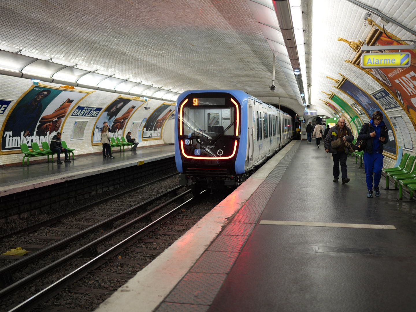 Un «moment historique» : la première rame du nouveau métro MF19 circule désormais sur la ligne 10 à Paris