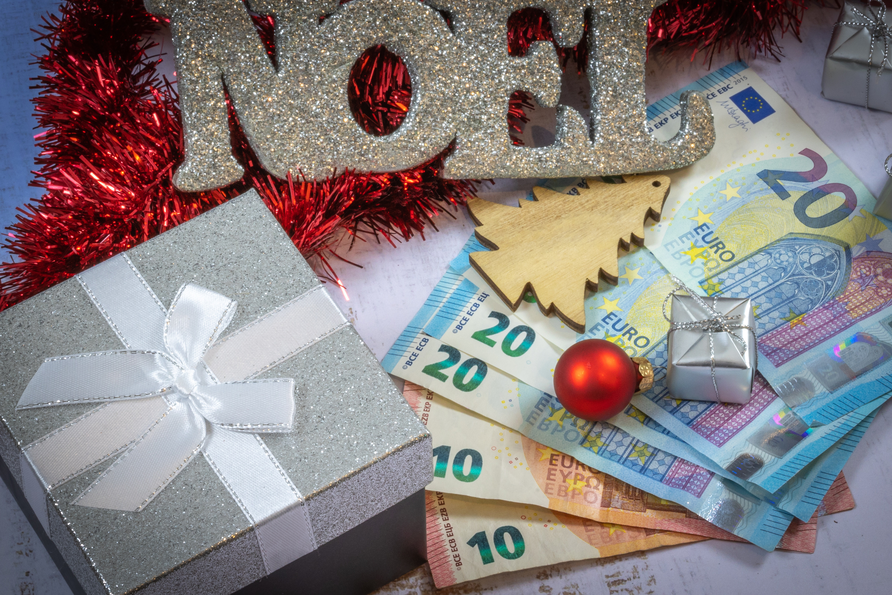 Non, il ne faudra pas déclarer au fisc ses cadeaux de Noël à partir du 1er janvier 2026