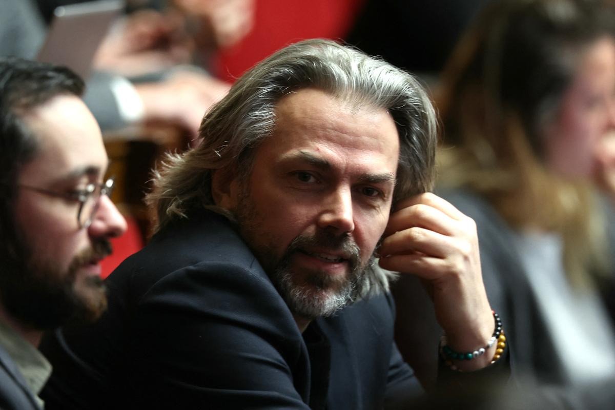 Aymeric Caron propose de faire passer la durée légale du travail de 35 heures à... 15 heures par semaine