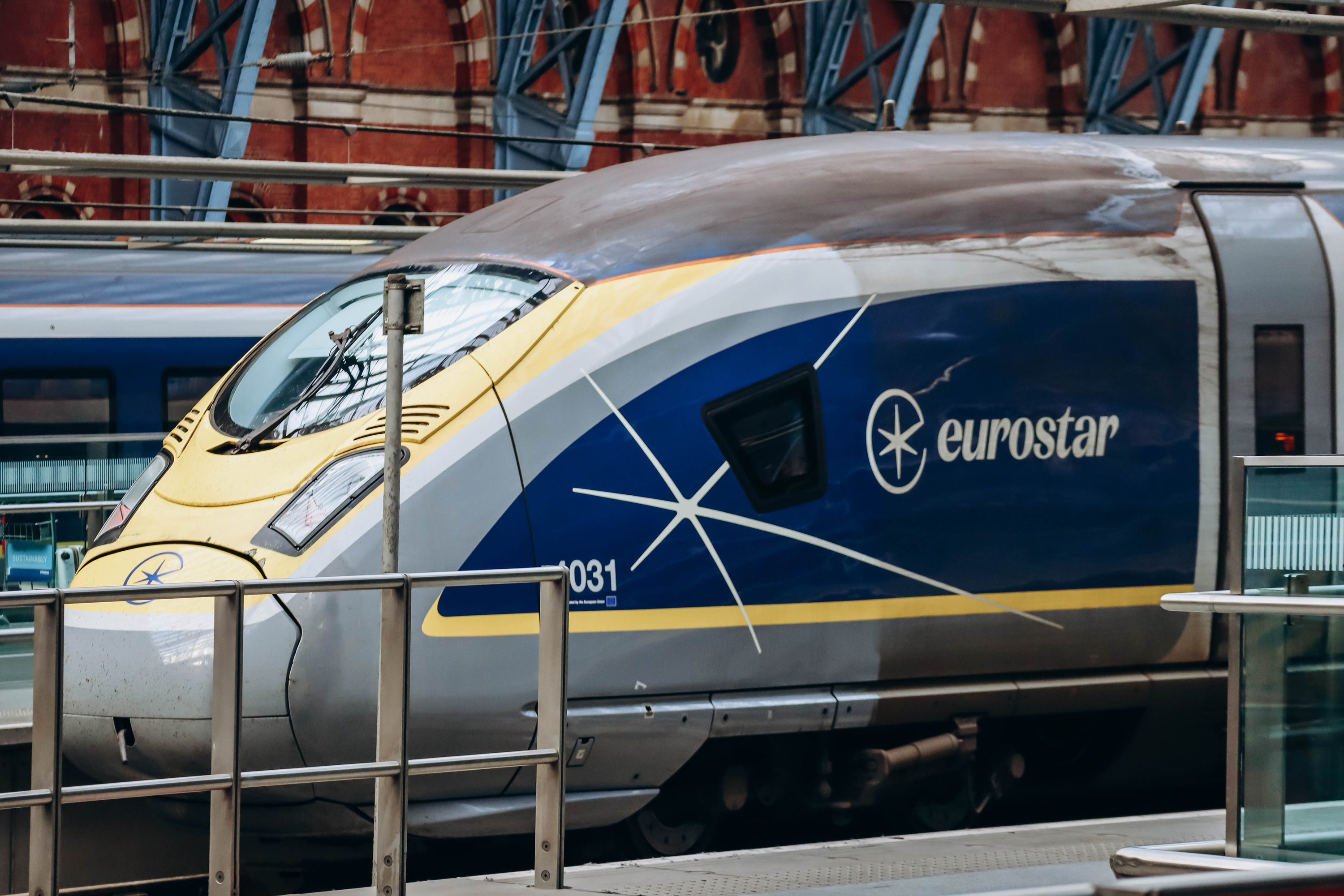 «Une caténaire est tombée sur un train» : Eurostar a subi d'importants retards mardi soir à cause d'un problème distinct de celui du tunnel