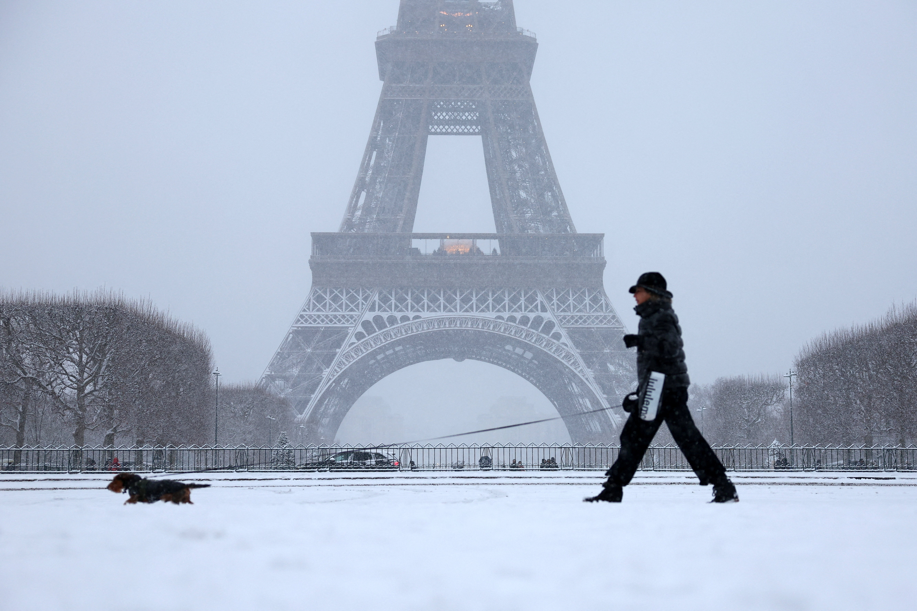 Neige et verglas : vols annulés, transports scolaires suspendus... À quelles perturbations faut-il s’attendre ce mercredi ?