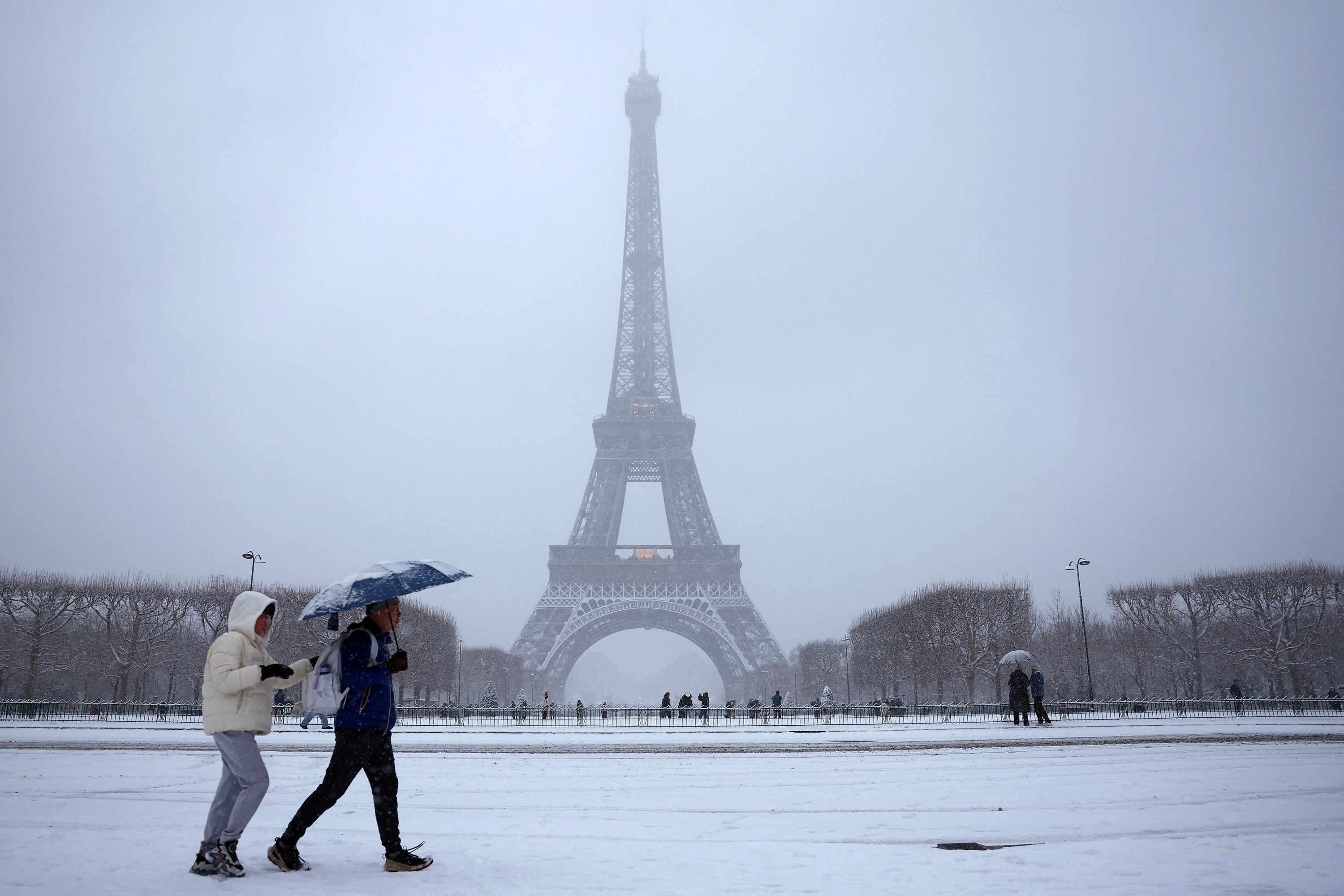 Neige et verglas : quelques lignes de bus rétablies, les trains et RER toujours perturbés... Le point sur les situations dans les transports en Île-de-France ce mardi