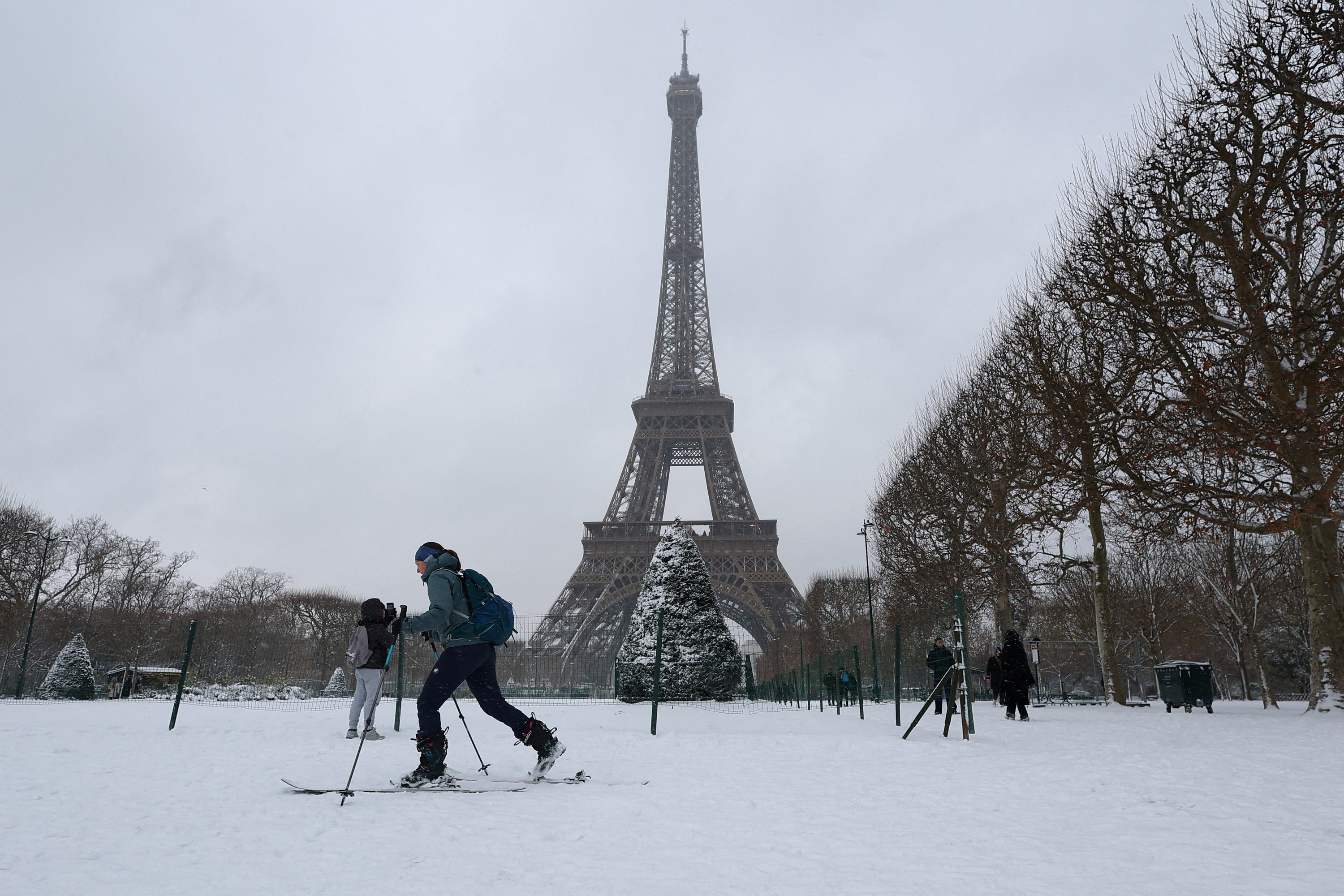 «C’est vrai que c’est rageant» : quand la neige tombe partout en France... mais pas sur les stations de ski