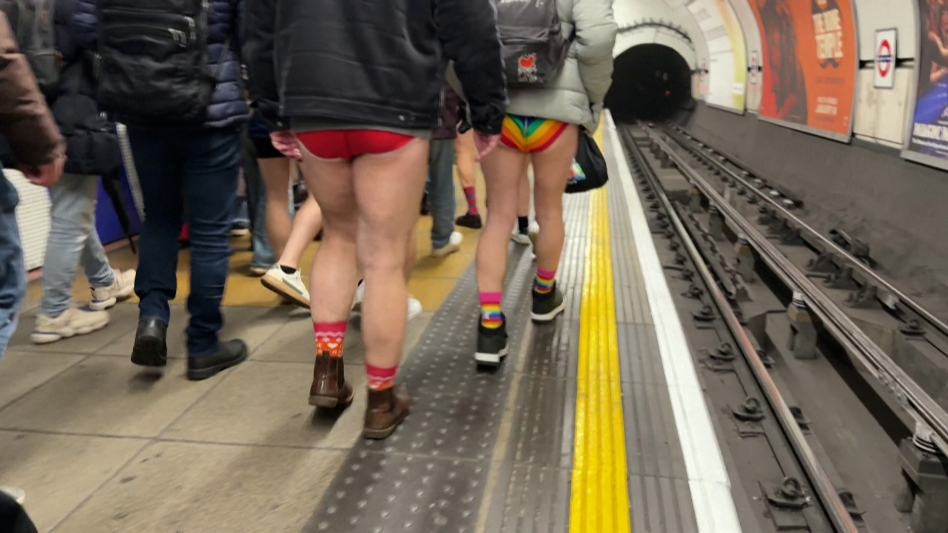 « Pas illégal, mais un peu à la limite » : à Londres, des centaines de personnes prennent le métro... sans pantalon