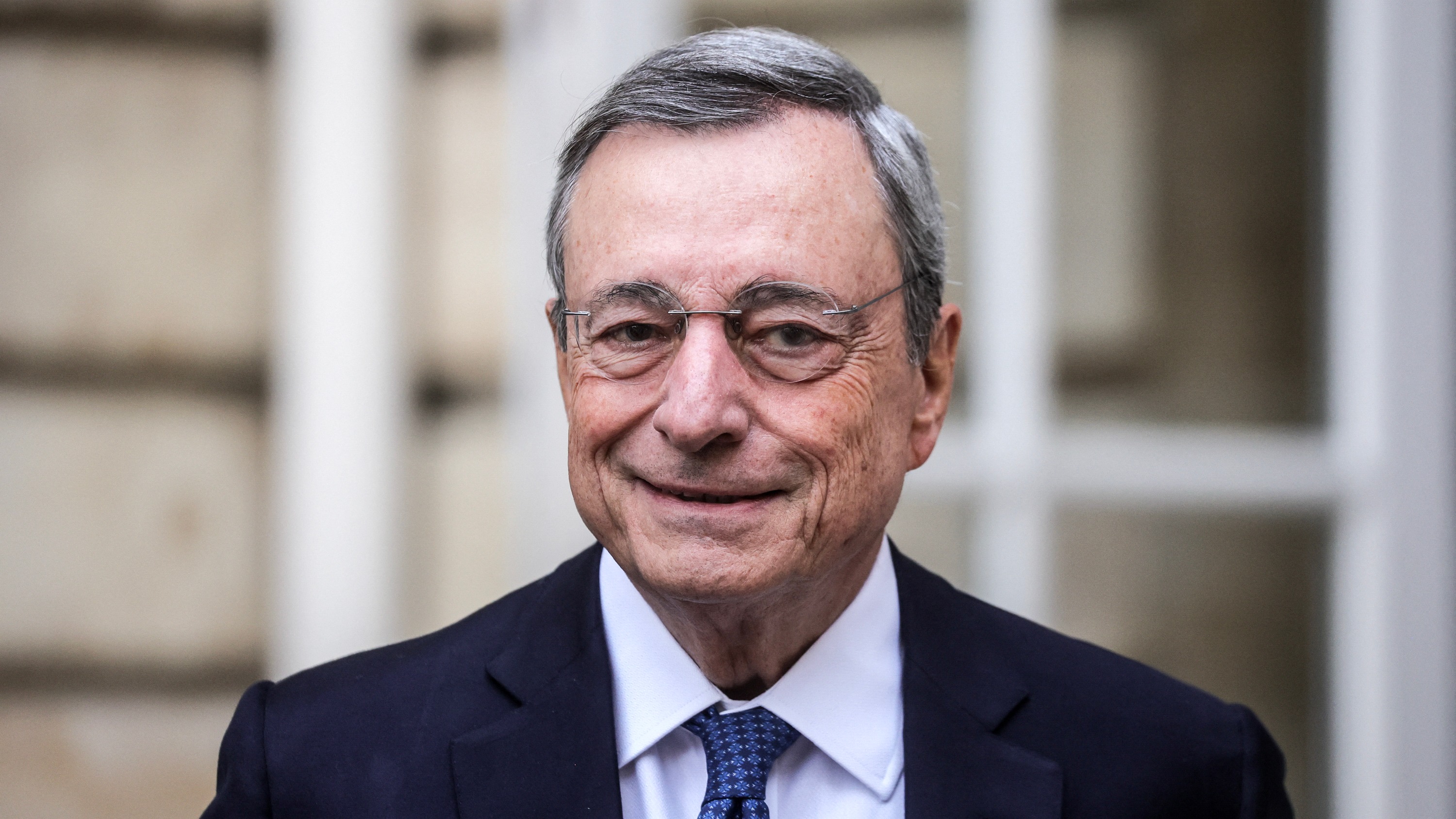 «L’Europe n’a peut-être jamais compté autant d’ennemis qu’aujourd’hui» : Mario Draghi reçoit le prix Charlemagne pour son engagement en faveur de la construction européenne