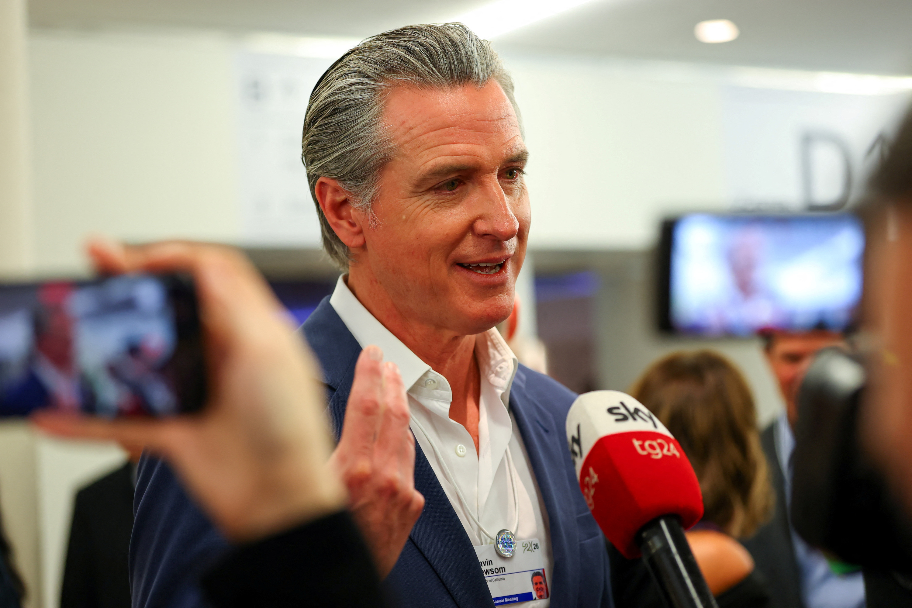 «Frappez-le à la figure» : le gouverneur de Californie exhorte l’Europe à riposter face au «T-Rex» Donald Trump