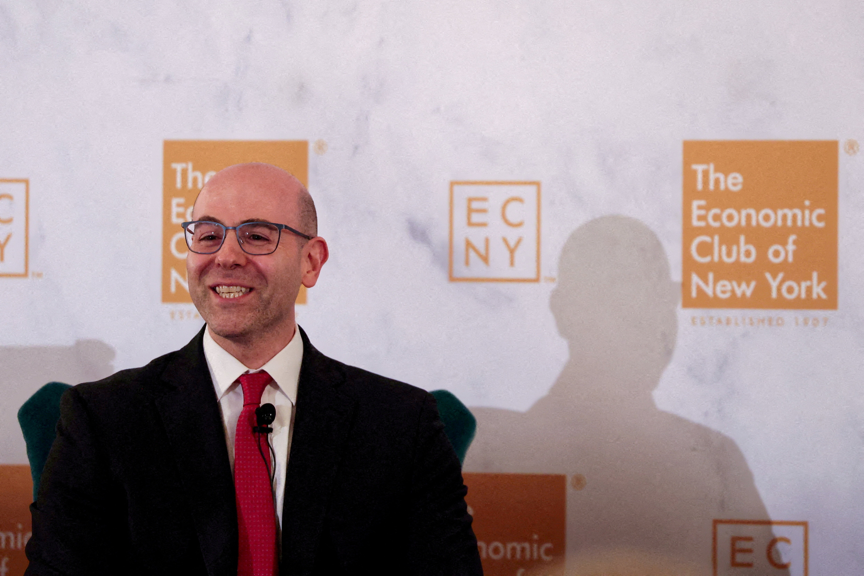 Fed governor ends dual role