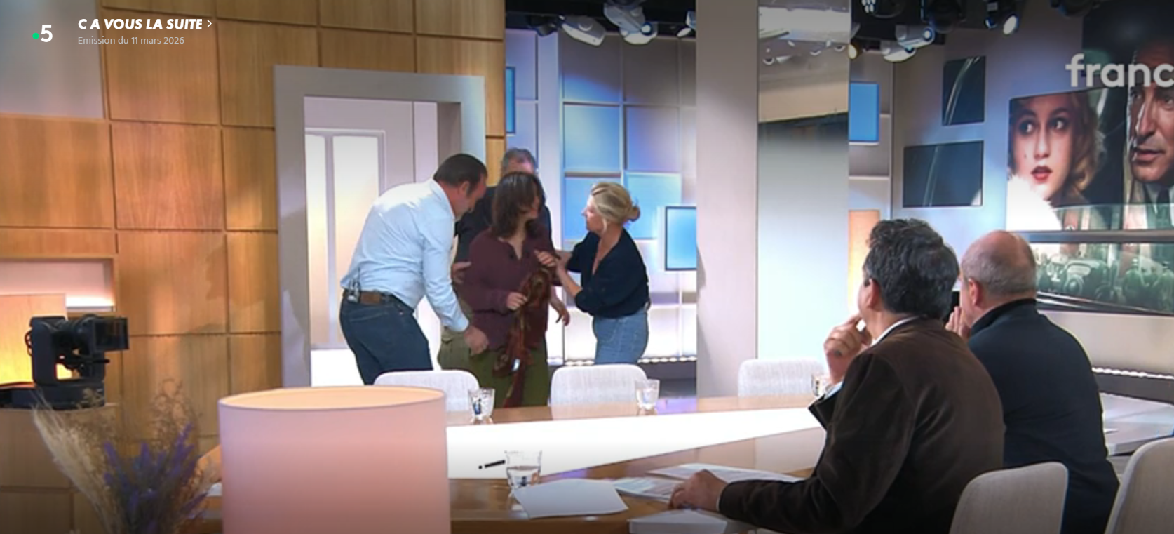 Une invitée de « C à vous » chute en direct, provoquant la confusion d'Anne-Élisabeth Lemoine