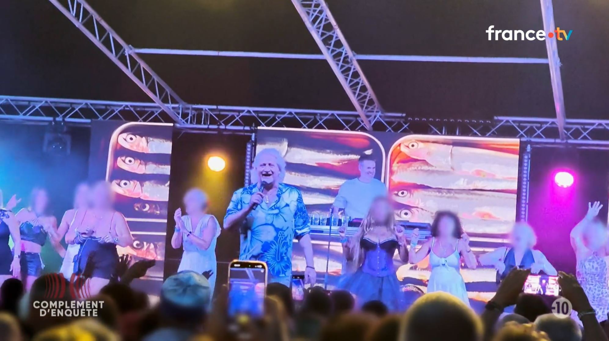 Nouvelles images accusatrices : Patrick Sébastien se montre très proche de spectatrices lors d’un concert