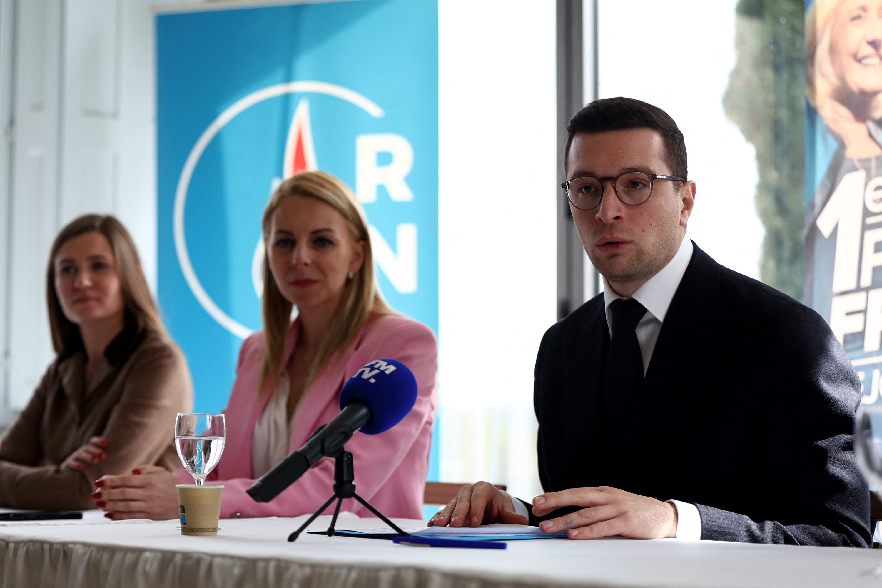 RN Secures Historic First Mayoralties in Gironde Amid Fragmented 2026 Municipal Elections