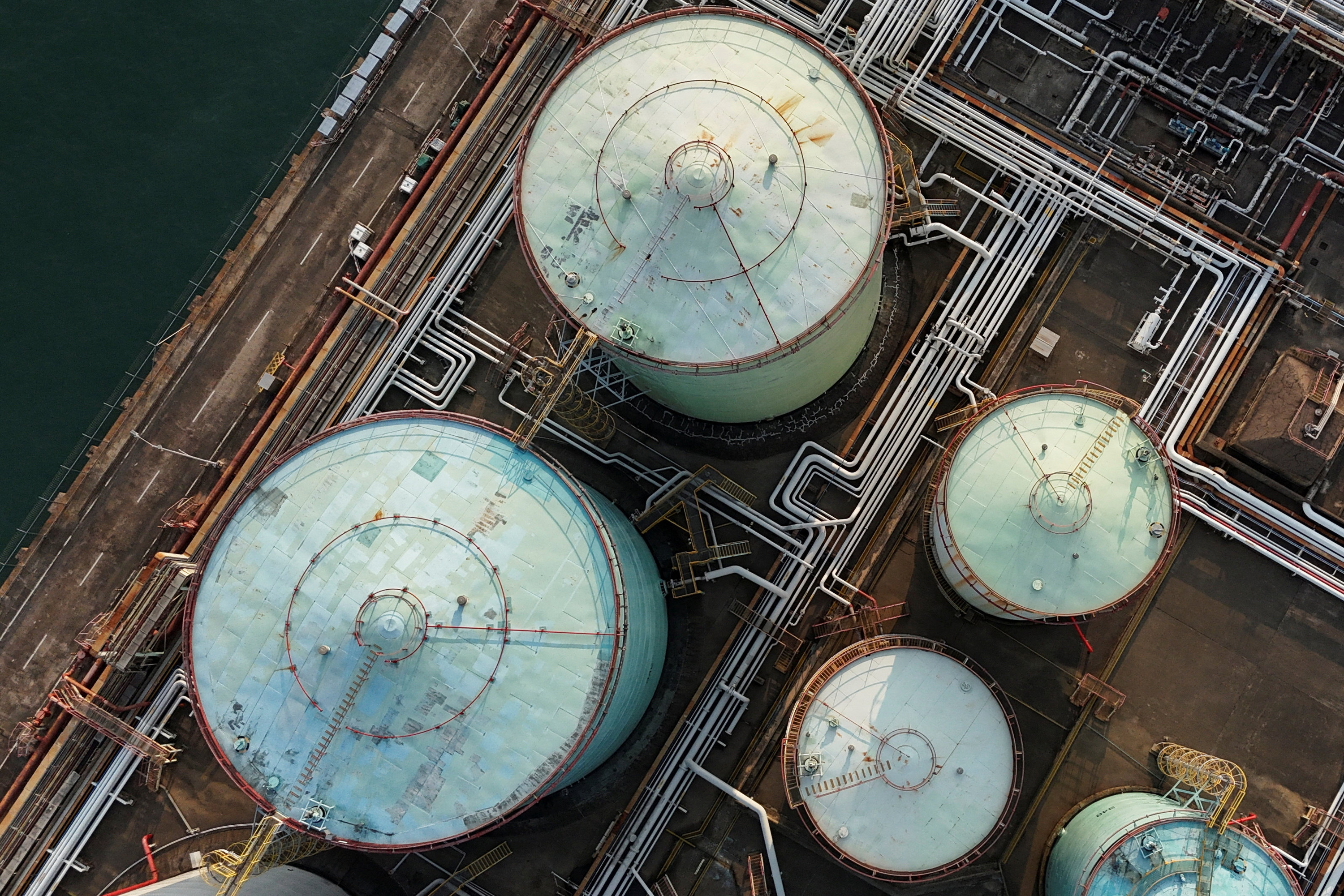 Pétrole : les stocks débloqués commencent à arriver sur le marché, annonce l’AIE