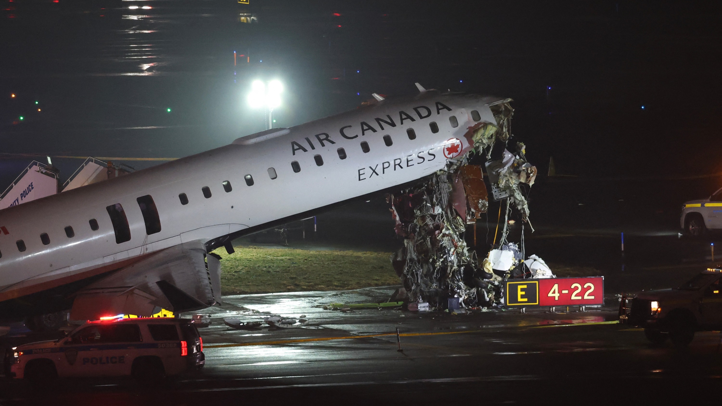 Un avion d’Air Canada percute un véhicule à l’aéroport de LaGuardia à New York, au moins deux morts