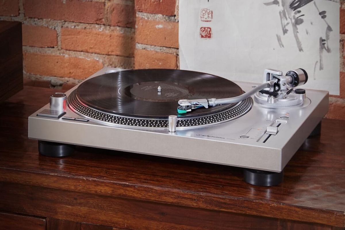 Un son puissant caché dans un look rétro : cette platine vinyle hi-fi Audio-Technica est en promo cette semaine