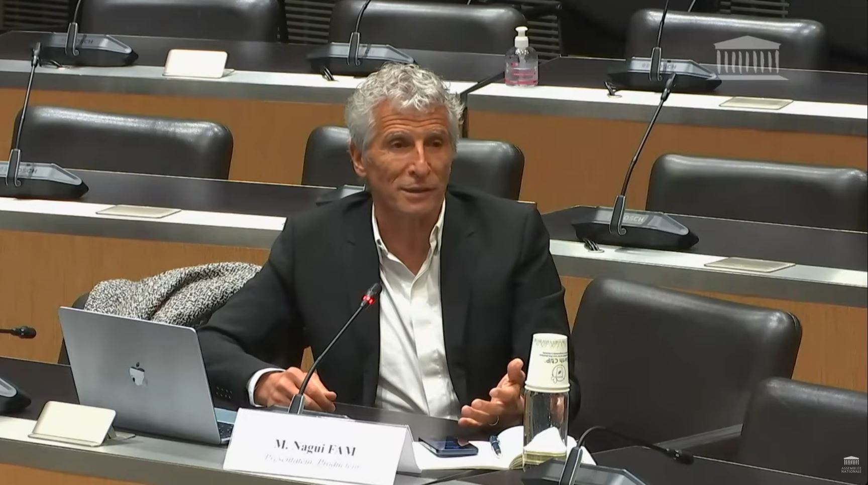 Nagui propose un jeu à Jérémie Patrier-Leitus lors de son audition à l’Assemblée nationale — People & Médias