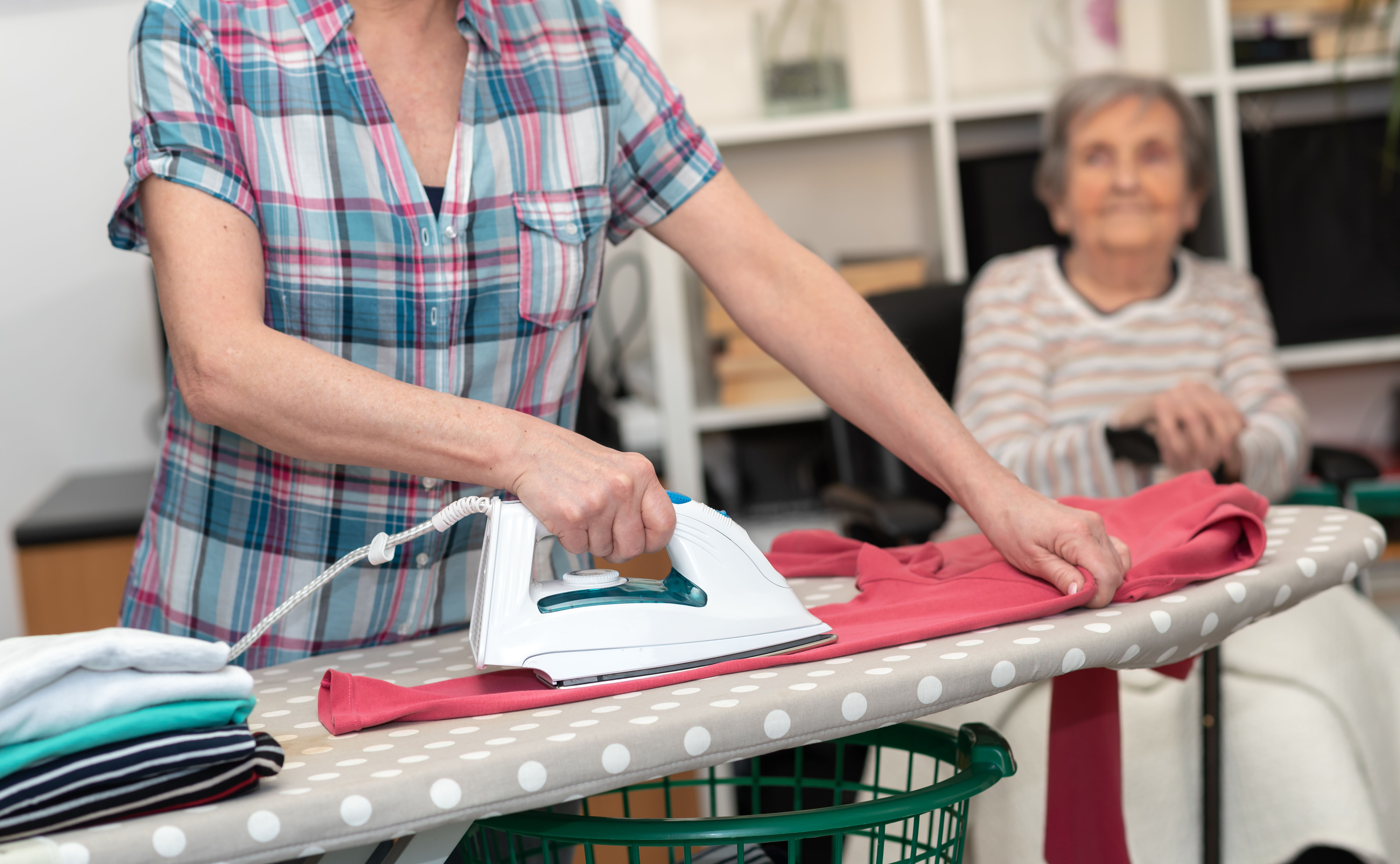 Exonération de cotisations sociales pour une aide à domicile : la borne d'âge bientôt repoussée