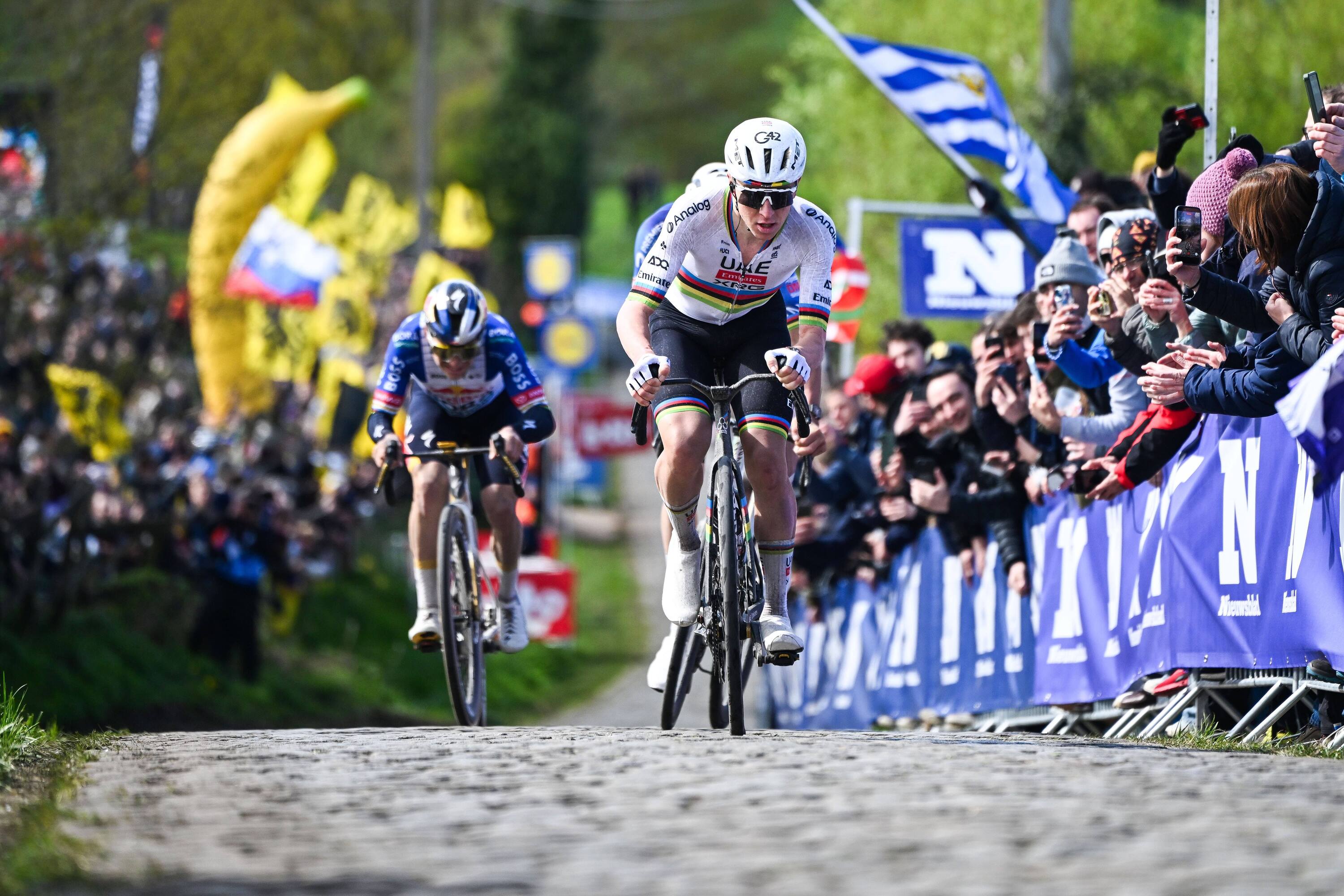 Cyclisme : Tadej Pogacar s'offre un nouveau sommet lors du Tour des Flandres