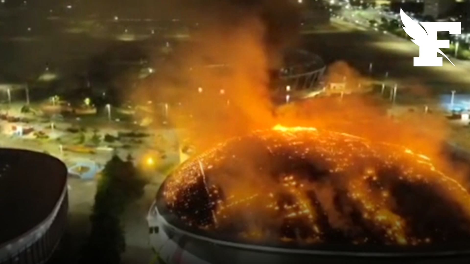 Les images spectaculaires de l’incendie qui a détruit une partie du vélodrome olympique de Rio au Brésil