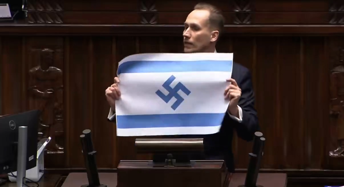 «Israël est le nouveau IIIe Reich»: un député polonais d'extrême droite brandit un drapeau d'Israël frappé d'une croix gammée