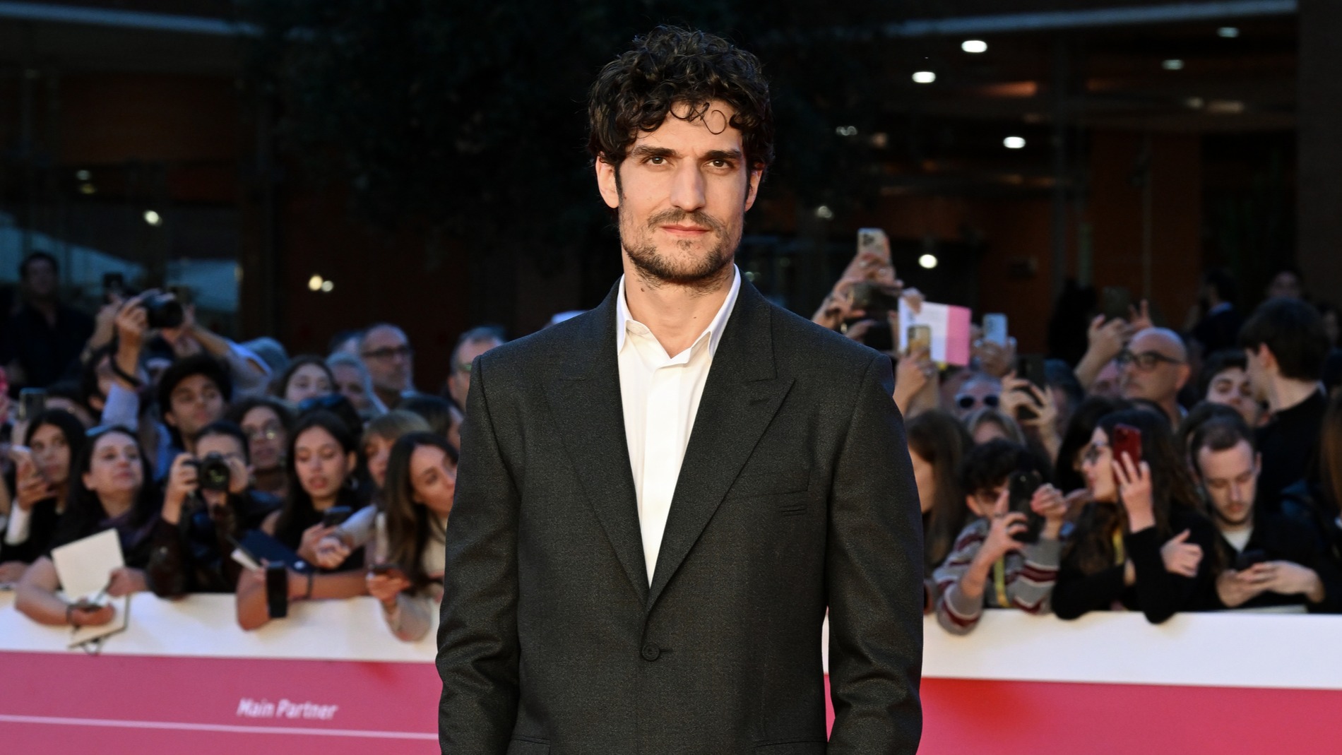 «Elle me dit que je ne peux pas comprendre» : Louis Garrel relate le racisme subi par sa fille Oumy, âgée de 17 ans