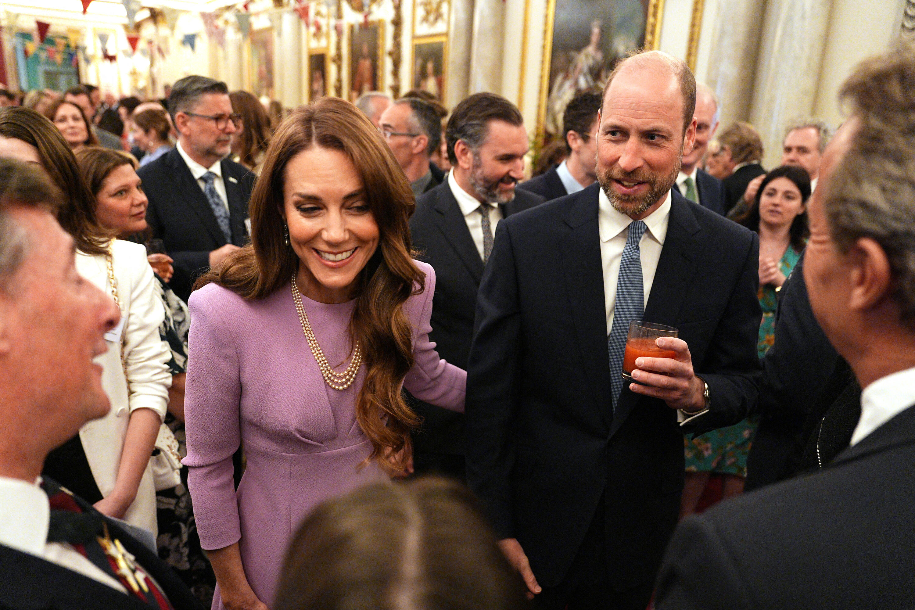 Kate Middleton rend hommage à Elizabeth II dans une robe couleur lilas