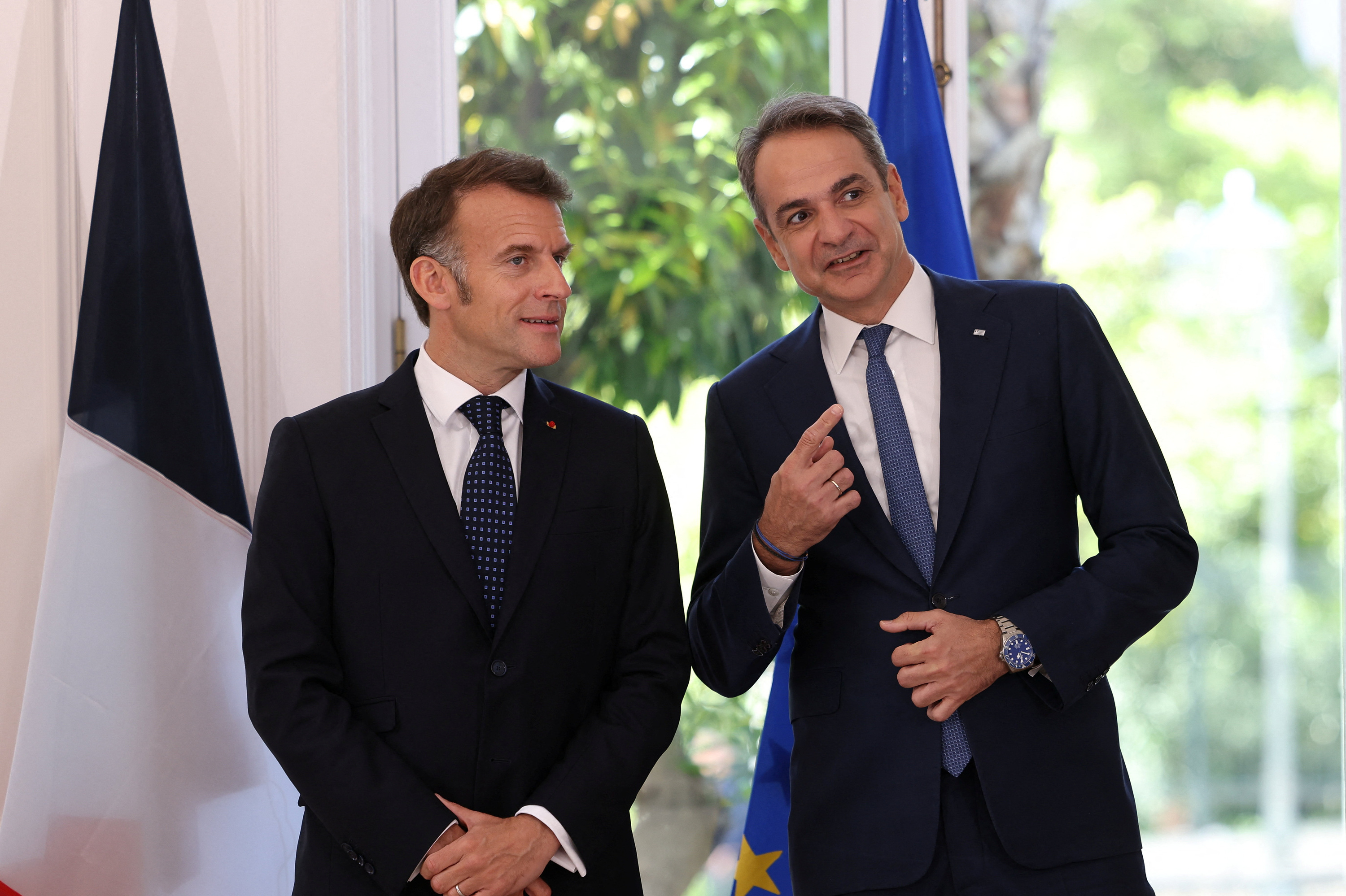 «C'est du béton» : Emmanuel Macron vante la robustesse de la clause d'assistance mutuelle de l'UE en cas d'attaque