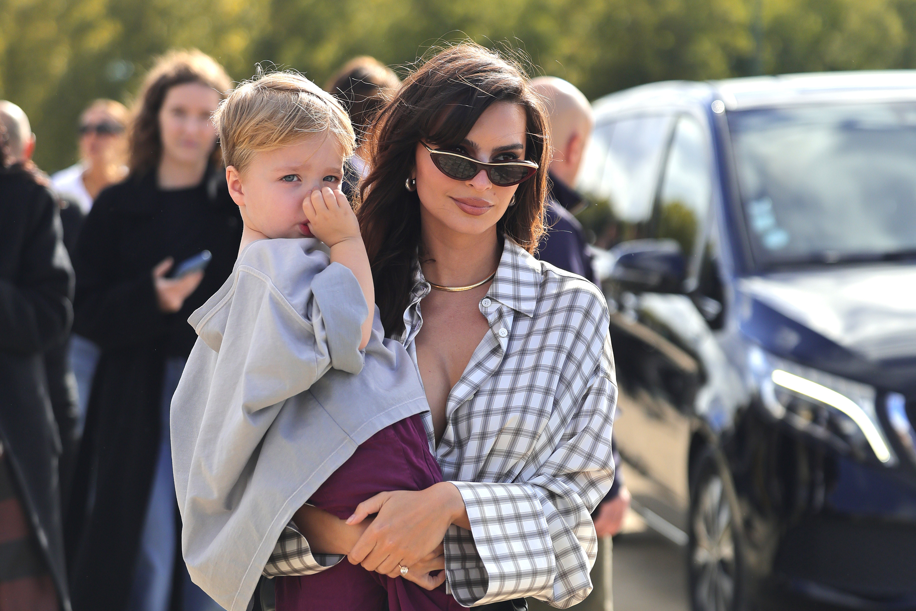 Emily Ratajkowski partage un moment de tendresse avec son fils Sly, 5 ans, pour la maison Chanel
