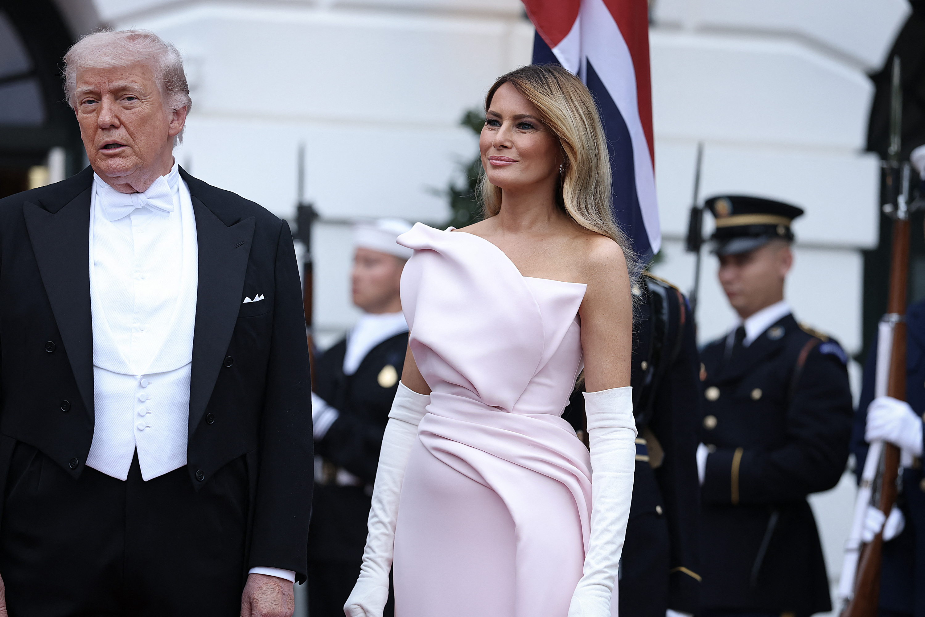 En robe rose Dior, Melania Trump copie le look de Jackie Kennedy au dîner d’État de la Maison-Blanche
