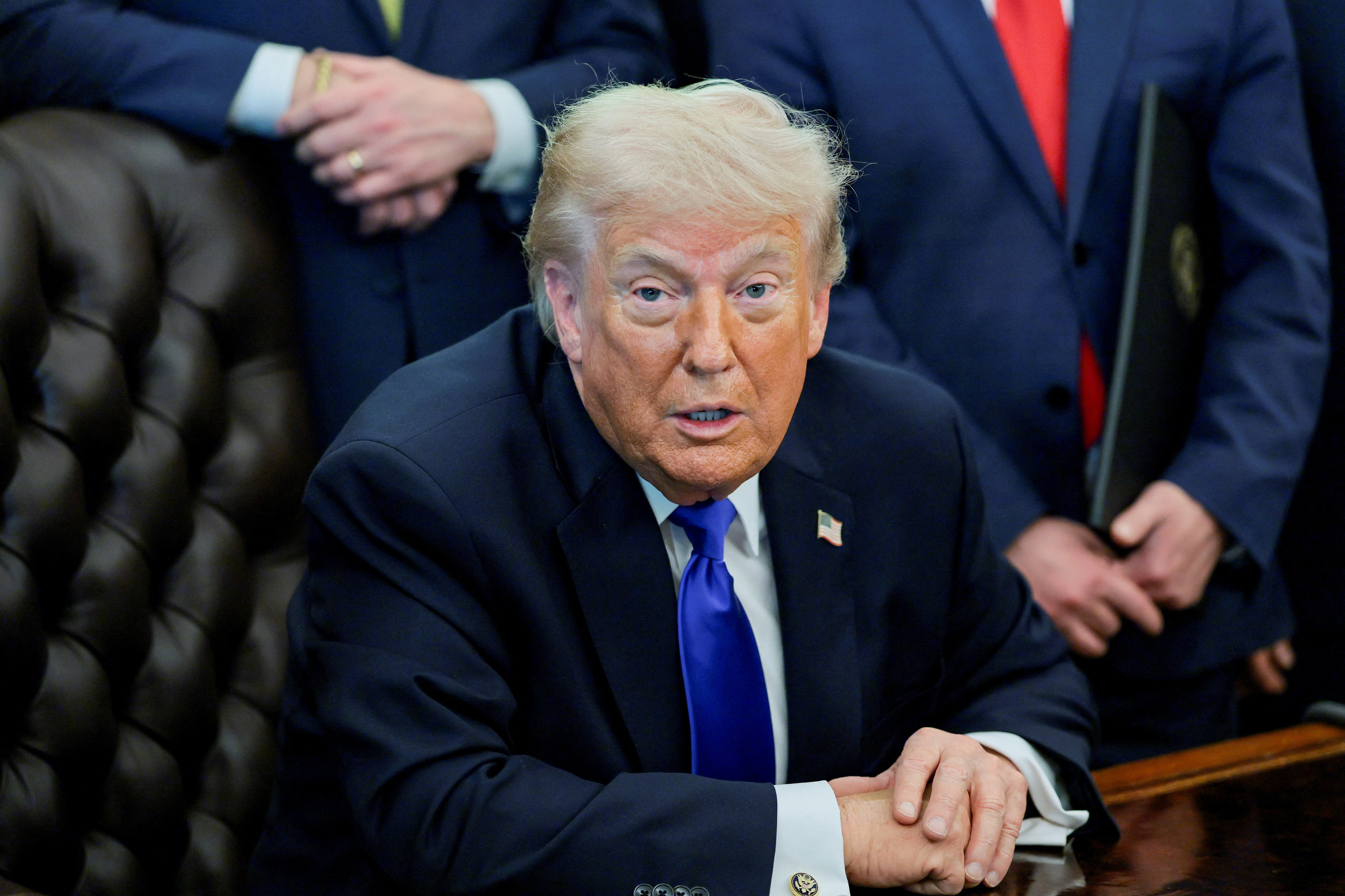 Donald Trump annonce augmenter de 25% les droits de douane sur les voitures et les camions européens entrant aux États-Unis