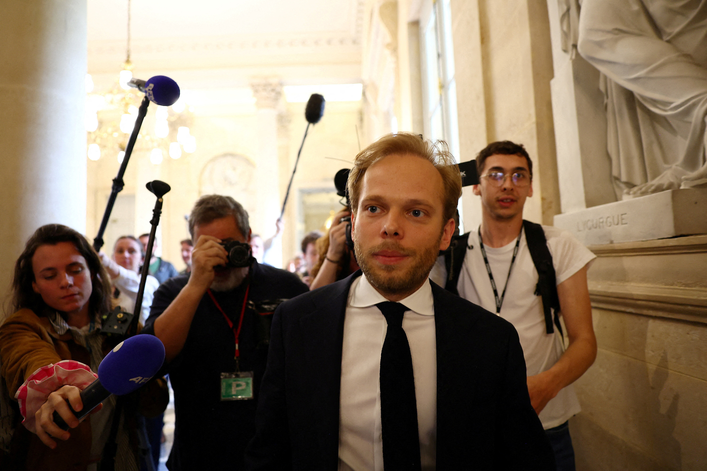Commission sur l'audiovisuel public : une plainte contre X vise le rapporteur Charles Alloncle et Lagardère News