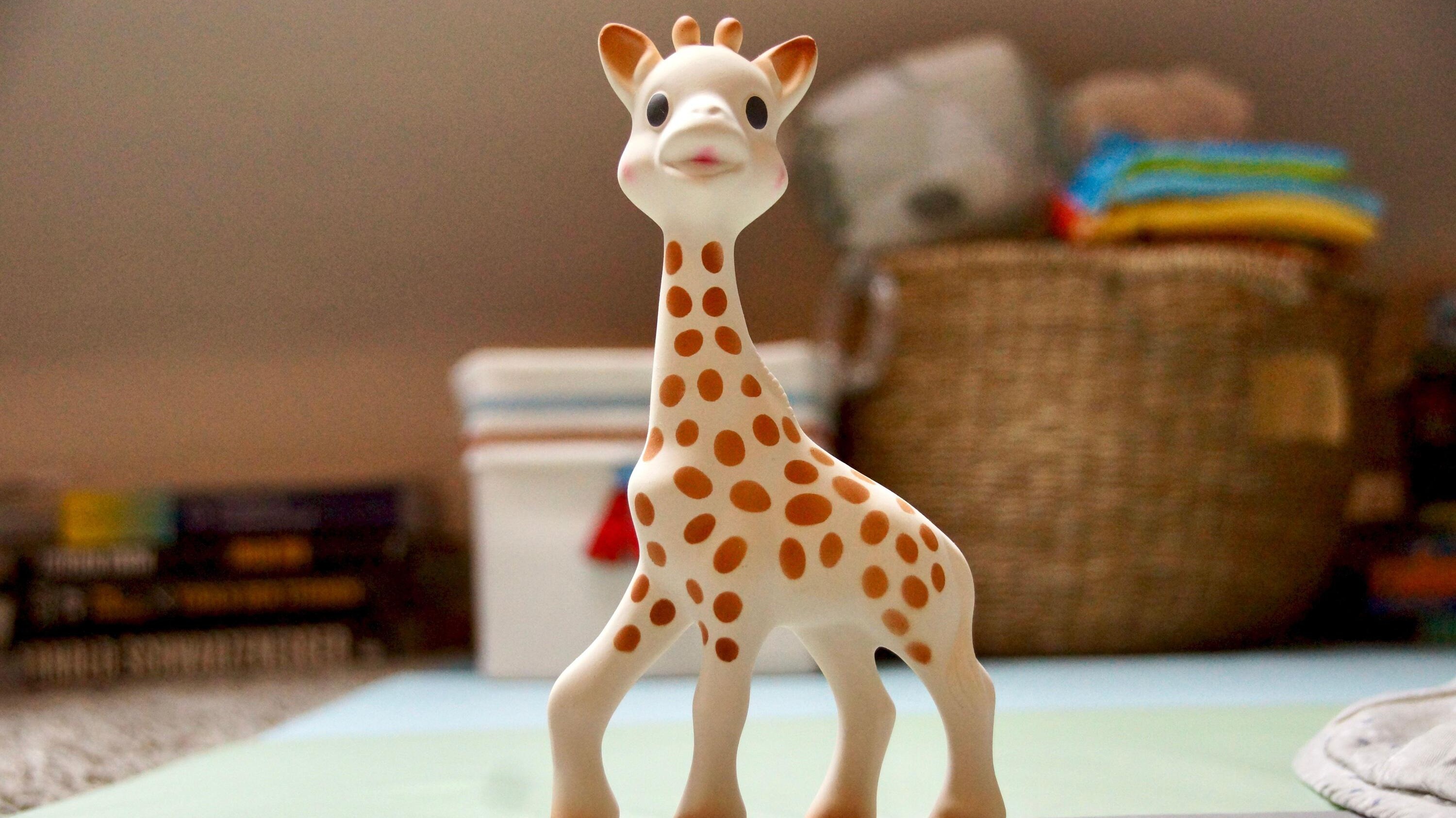 Sophie la girafe est-elle vraiment fabriquée en France ? Vulli s’explique après des révélations sur une production en Chine