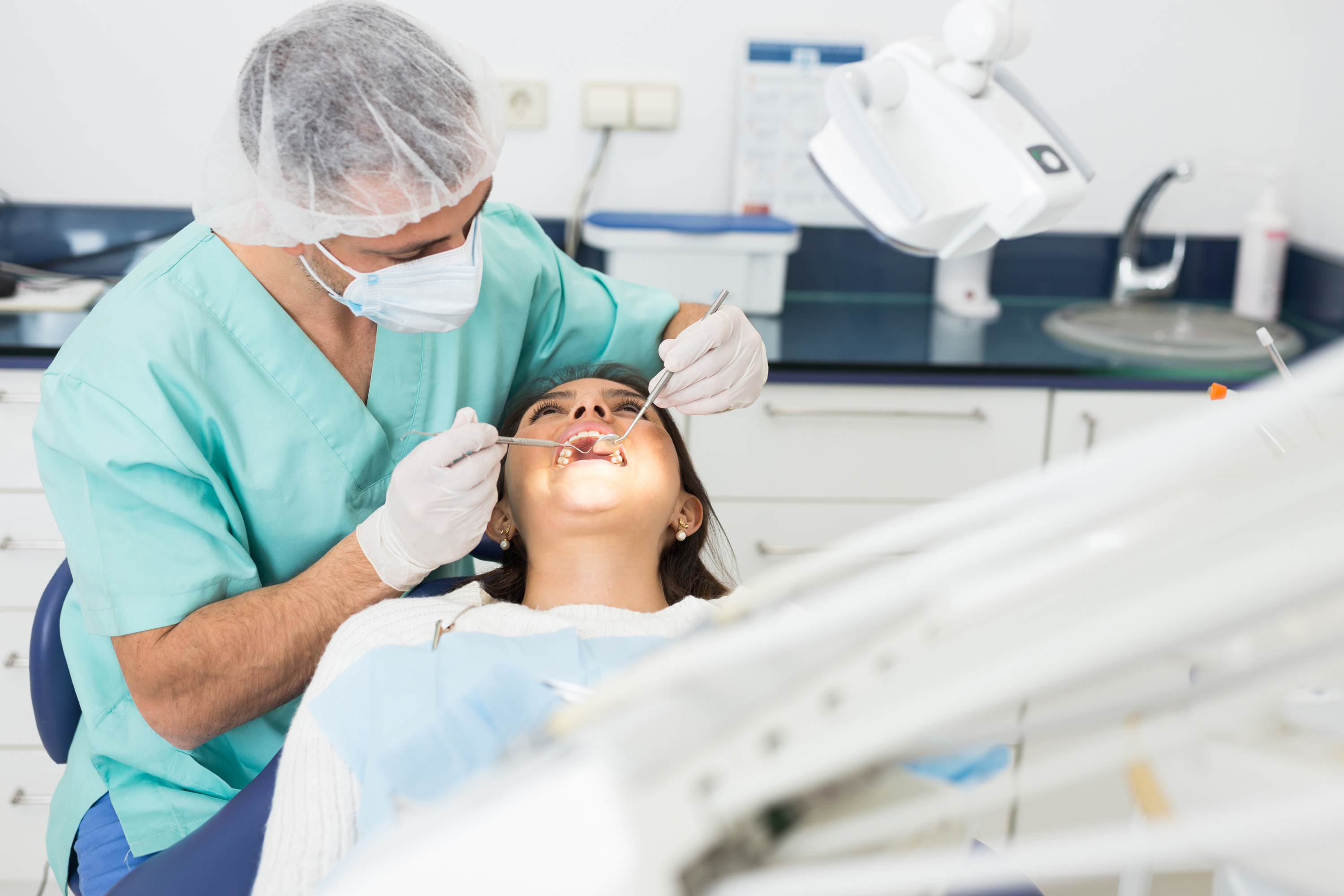 Sept années de prison requises contre un dentiste jugé pour des dizaines de mutilations