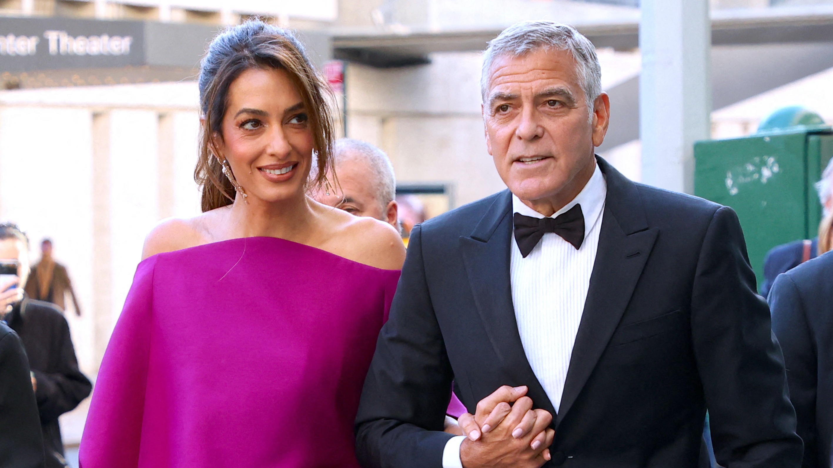 Mini-jupe à fentes et haut multicolore : le look bohème d’Amal Clooney pour le 65e anniversaire de son époux, George Clooney, à Saint-Tropez
