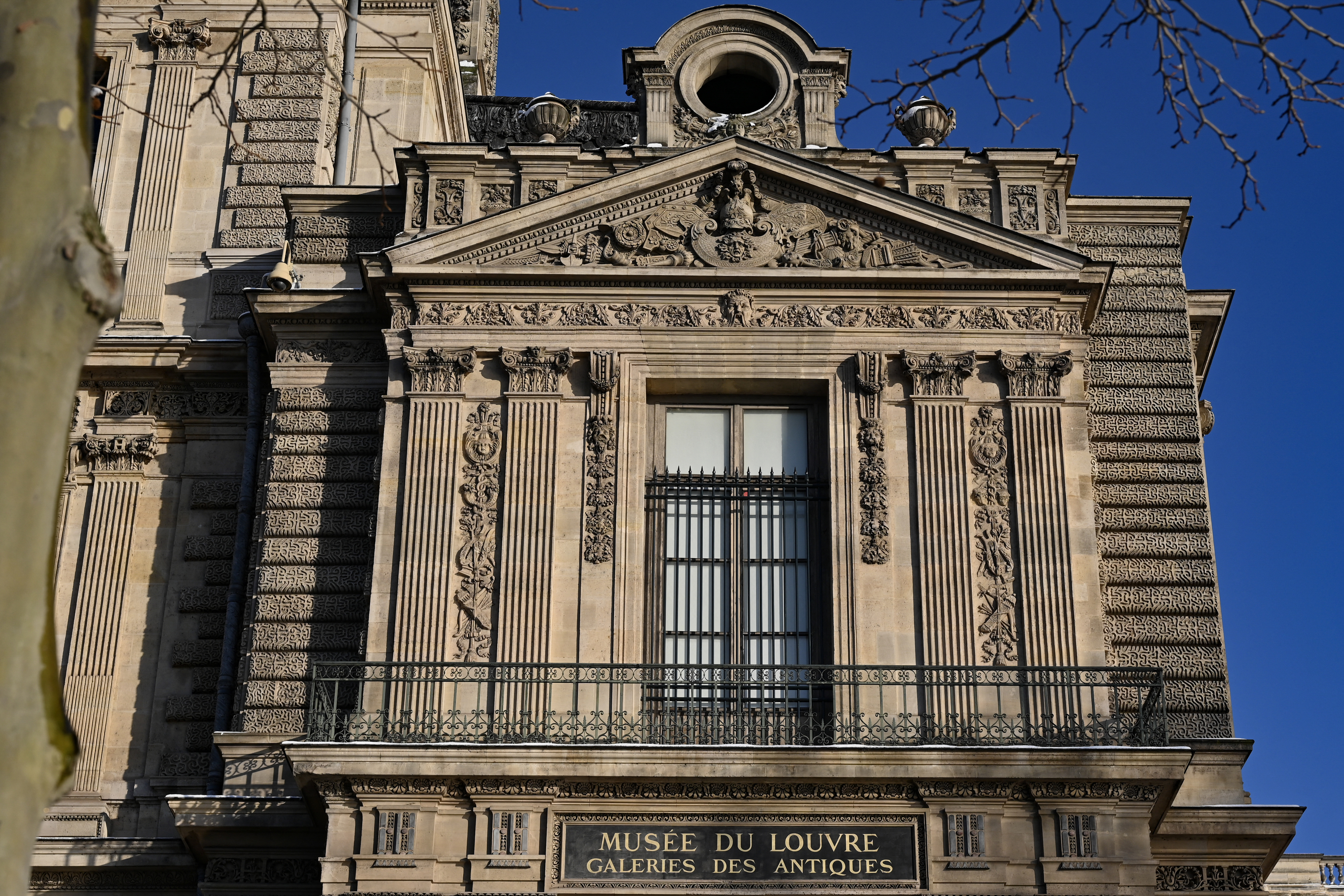 Un premier livre raconte le casse « rustique mais audacieux » du Louvre