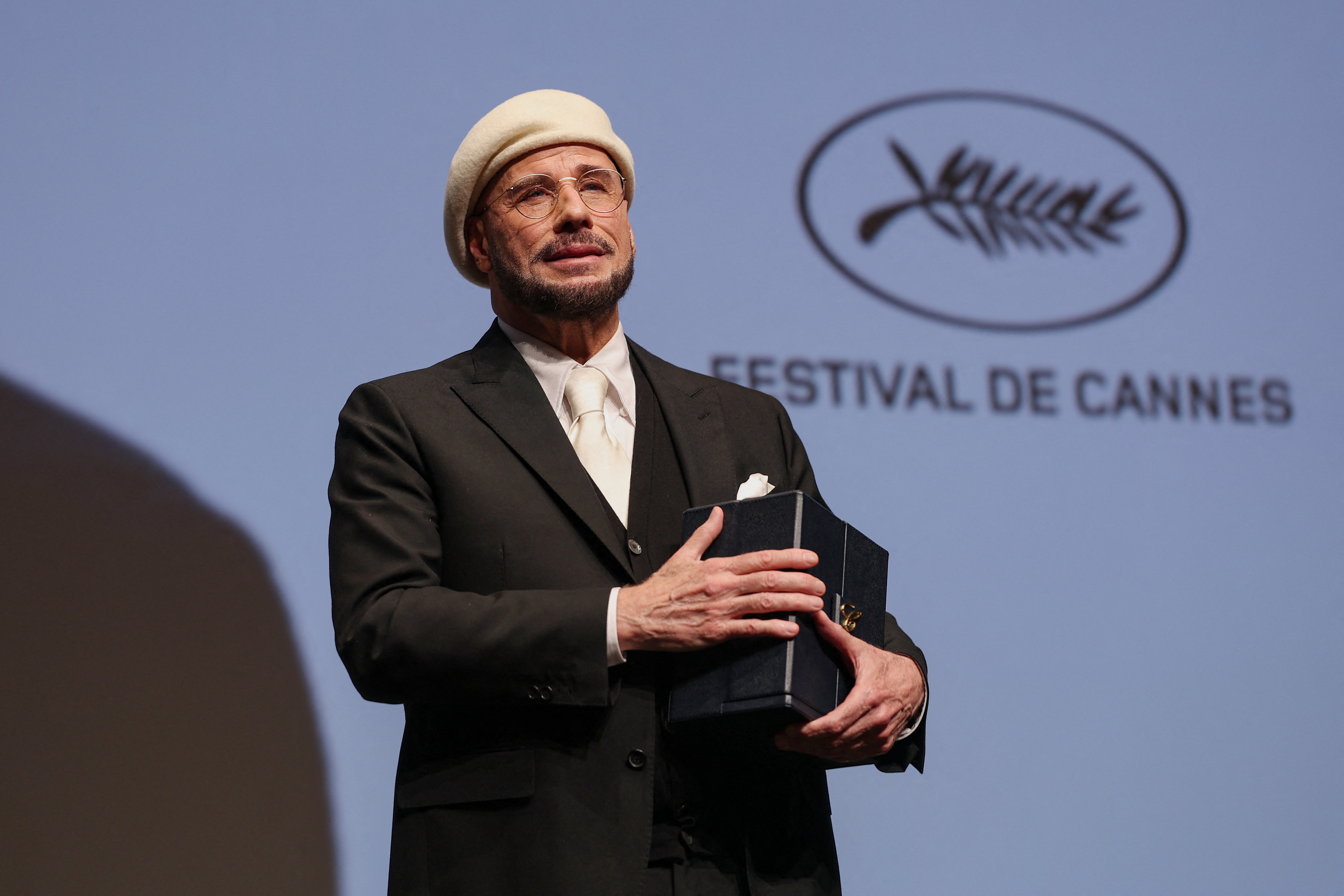 « C’est mieux qu’un Oscar ! » : le festival de Cannes remet une palme d’or d’honneur surprise à John Travolta