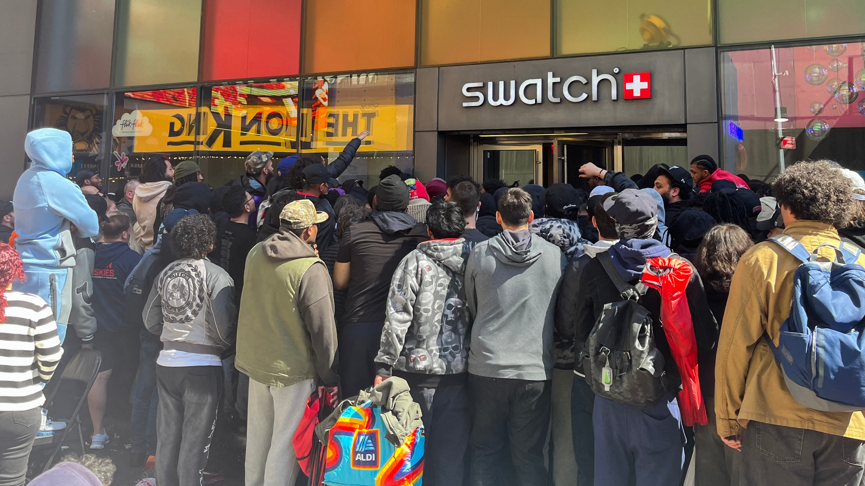 «Ne vous précipitez pas dans nos boutiques» : après le fiasco de la vente de la montre Royal Pop, Swatch appelle au calme