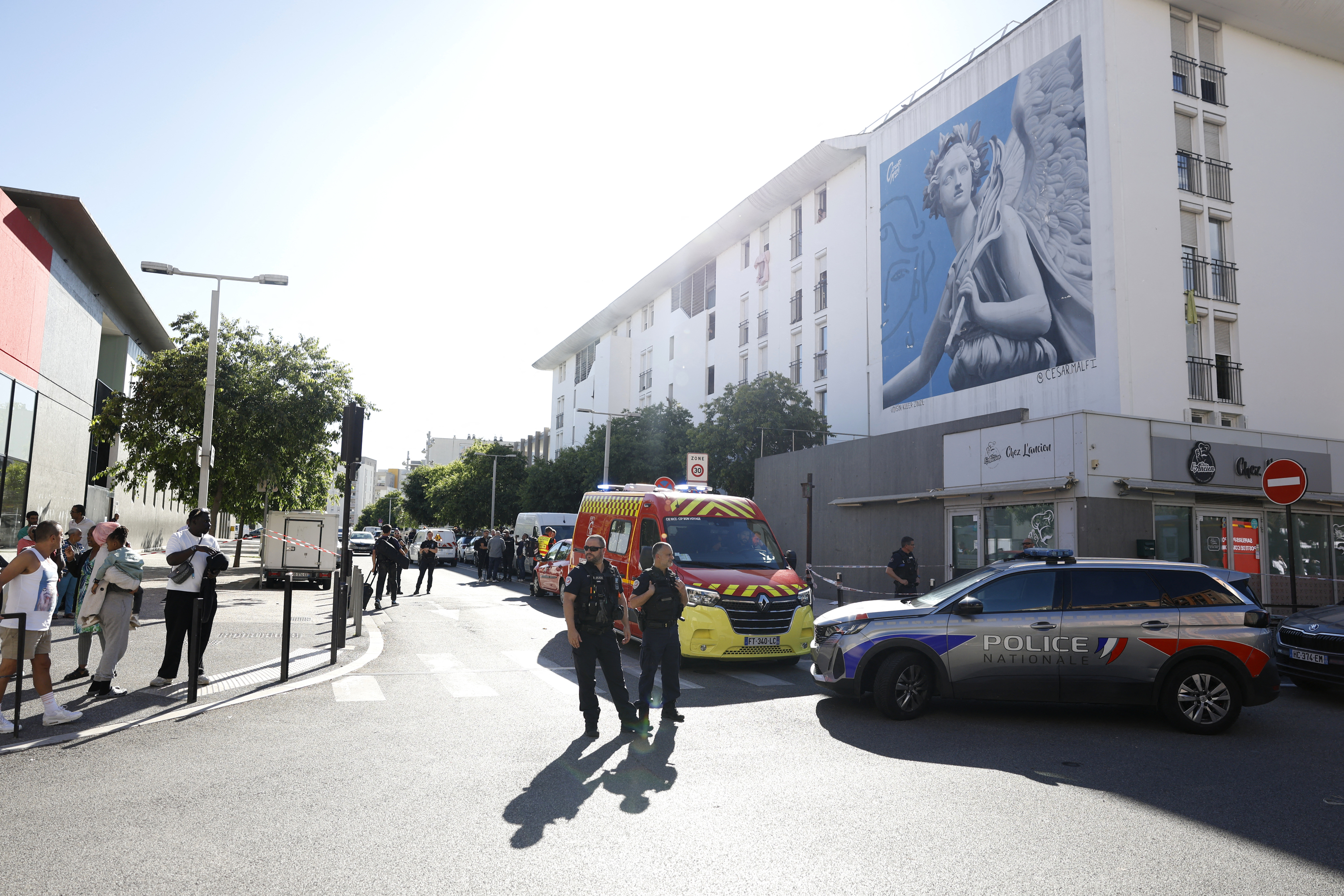 Fusillade mortelle de Nice : trois suspects mis en examen