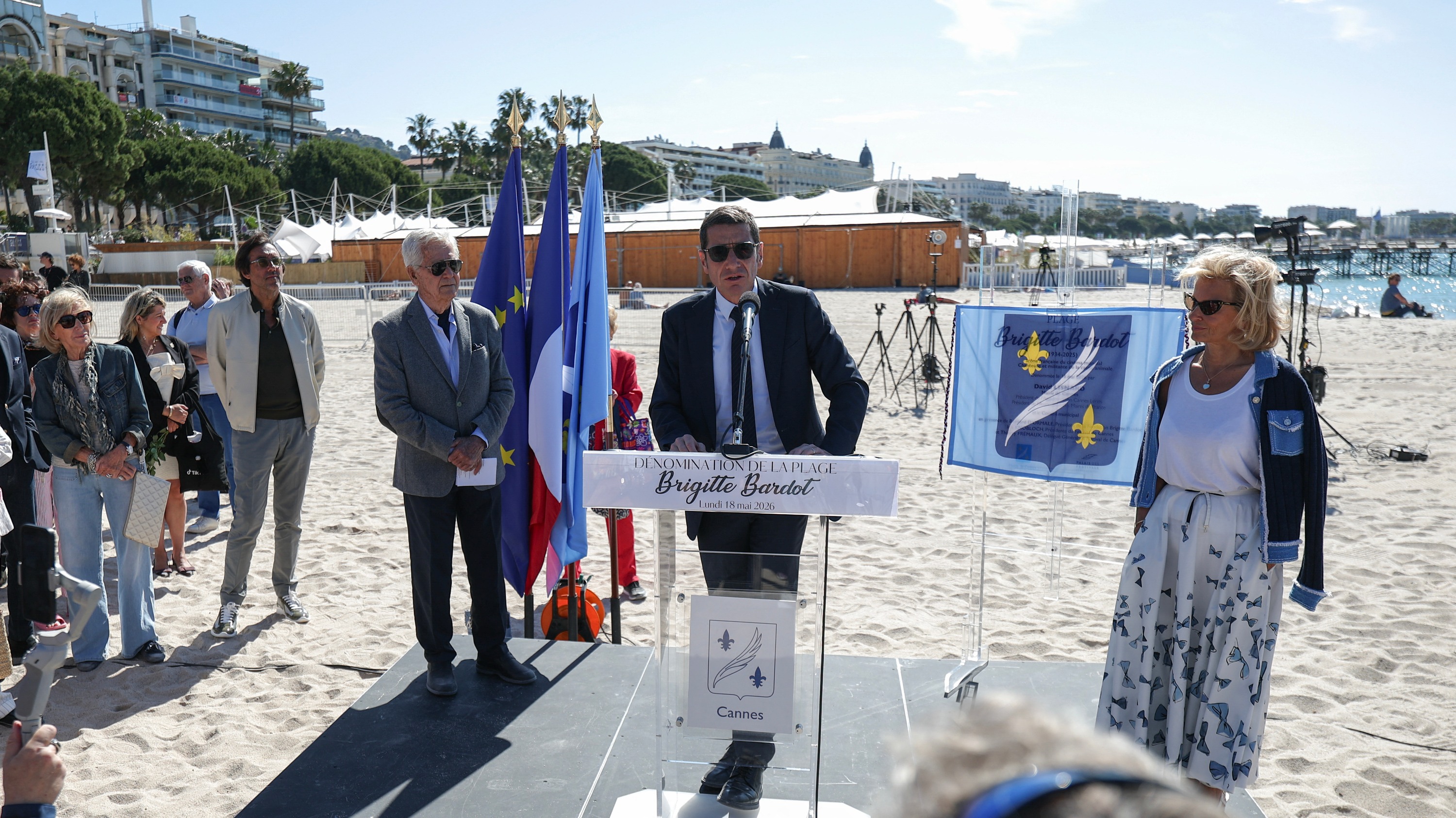 Cannes rend hommage à Brigitte Bardot en rebaptisant la plage Macé