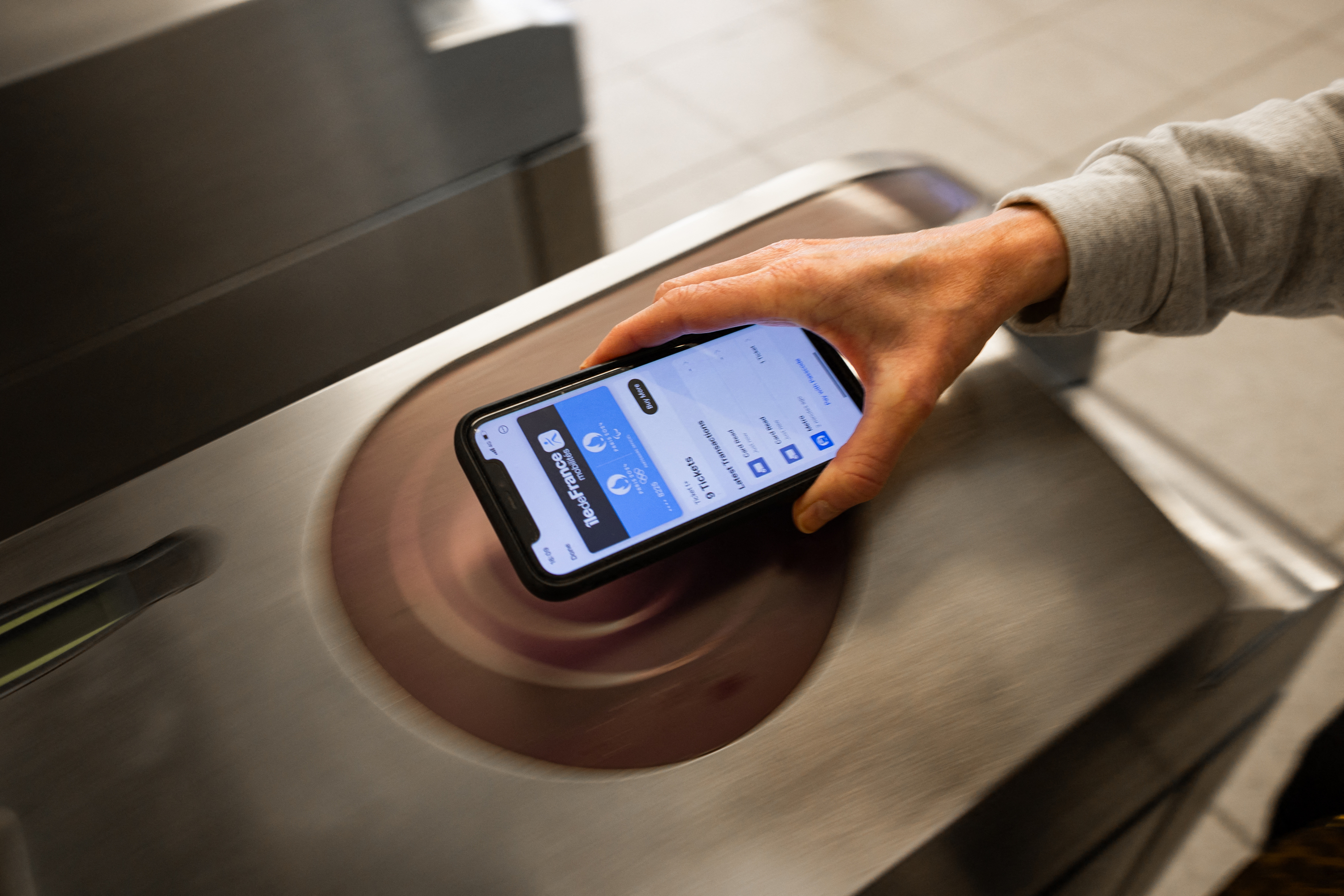«L’épée de Damoclès a été levée» : les tickets de métro à Paris pourront bien continuer à être vendus sur iPhone