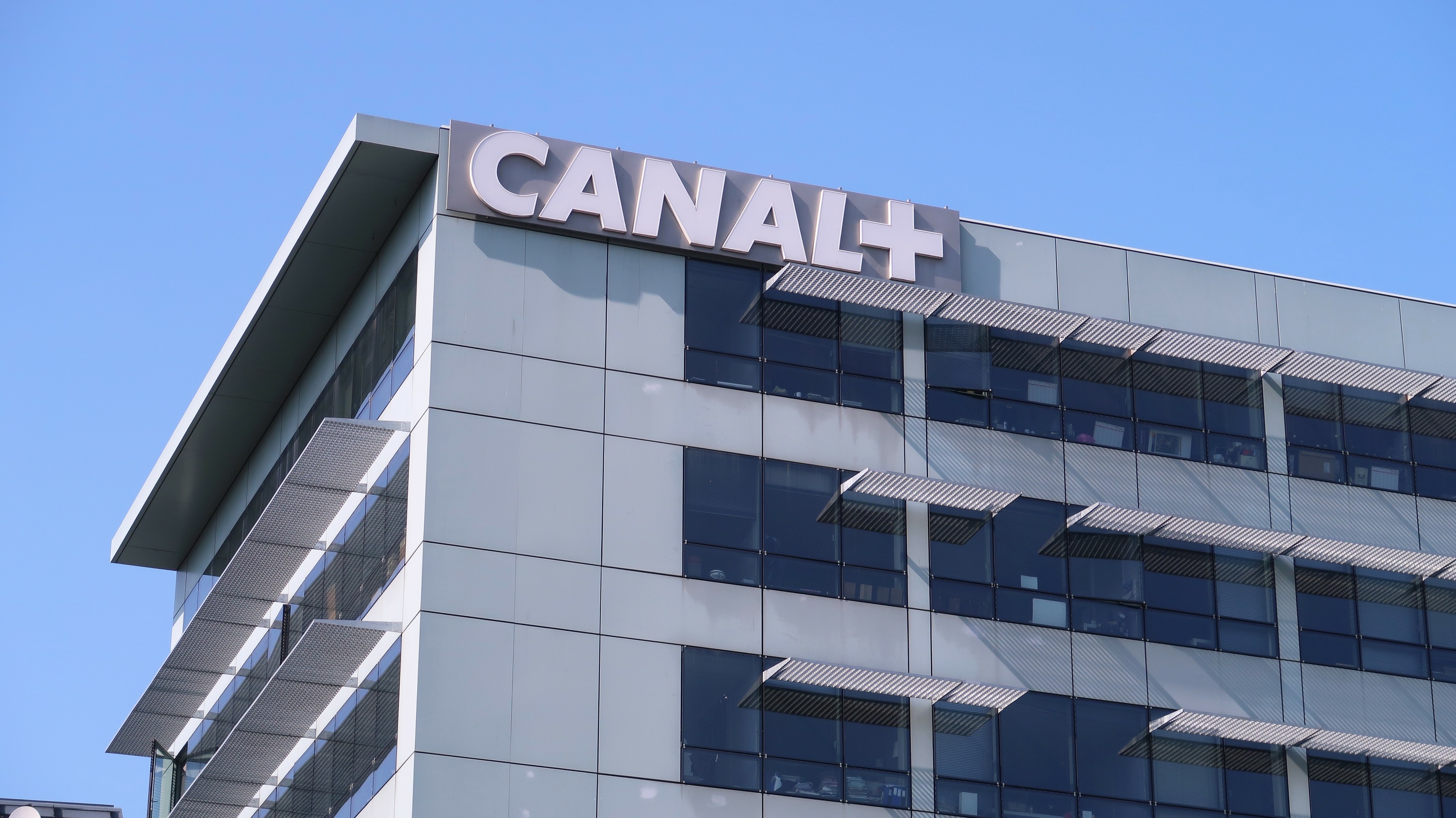 Tribune anti-Bolloré : La Ligue des droits de l’Homme (LDH) et la CGT assignent Canal+ en justice