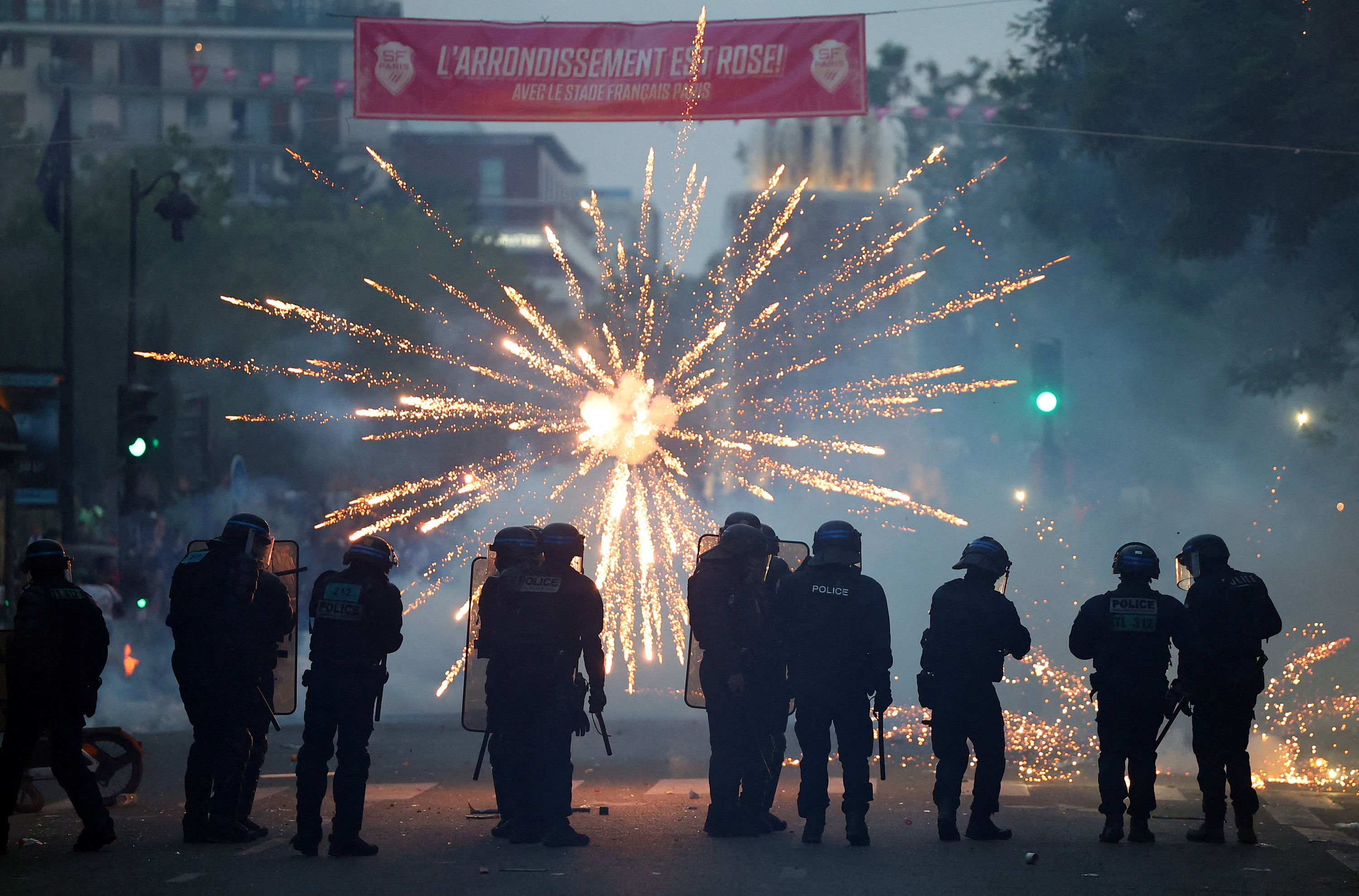 Violences après la victoire du PSG: la droite dénonce des scènes de chaos, le reste de la classe politique minimise