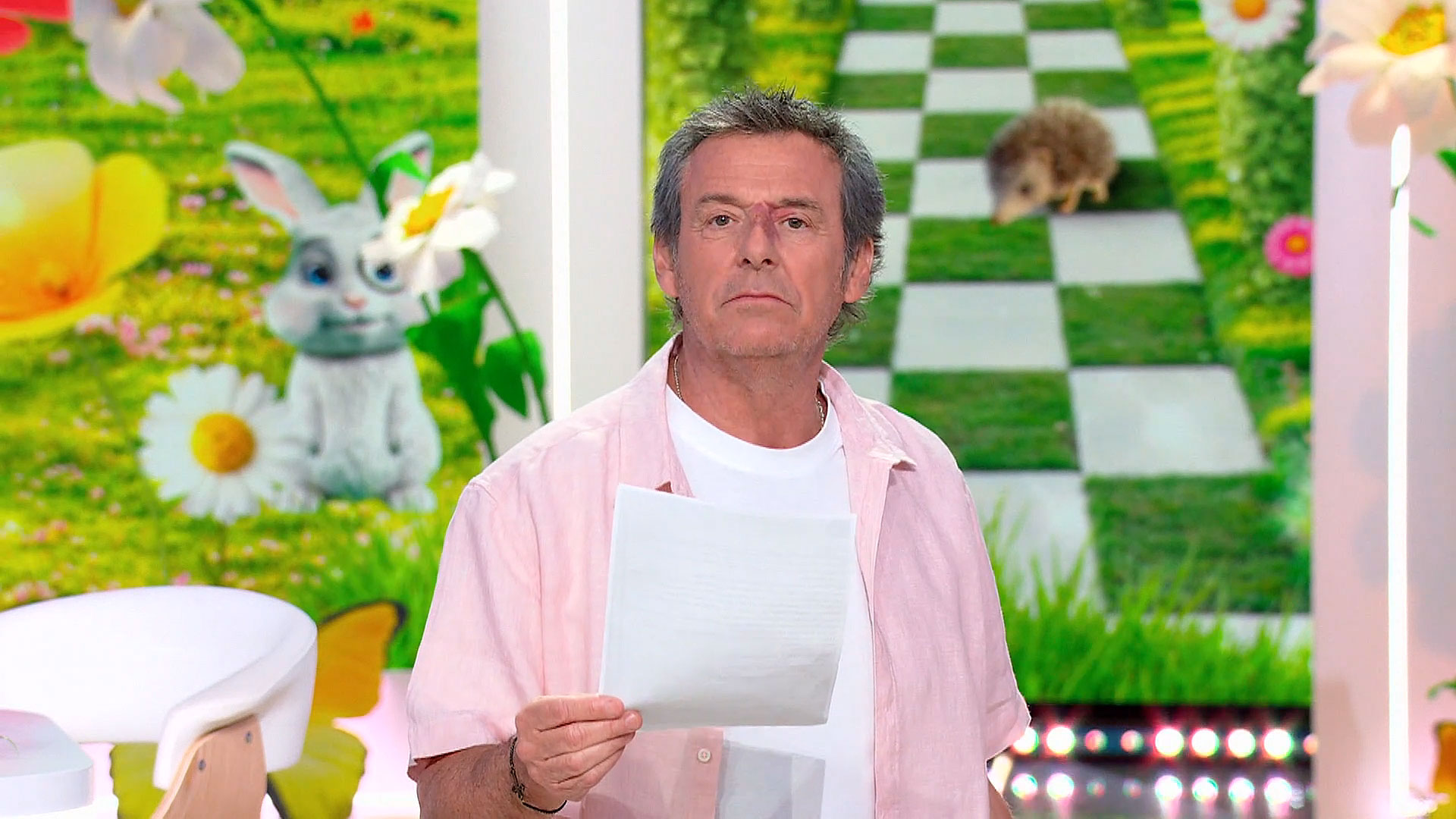 Une téléspectatrice demande à TF1 de modifier l’arrière-plan des « 12 Coups de midi » en raison d’un détail insatisfaisant — Divertissement