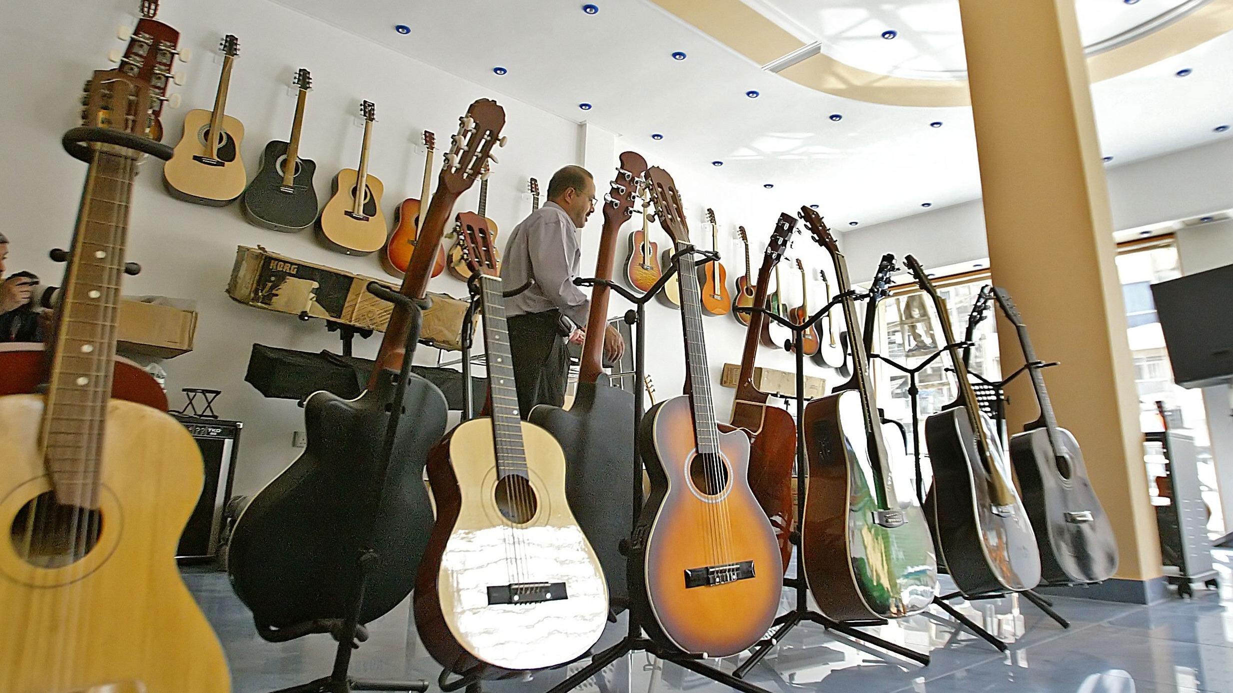 L’emblématique magasin d’instruments de musique Paul Beuscher rouvre à Paris