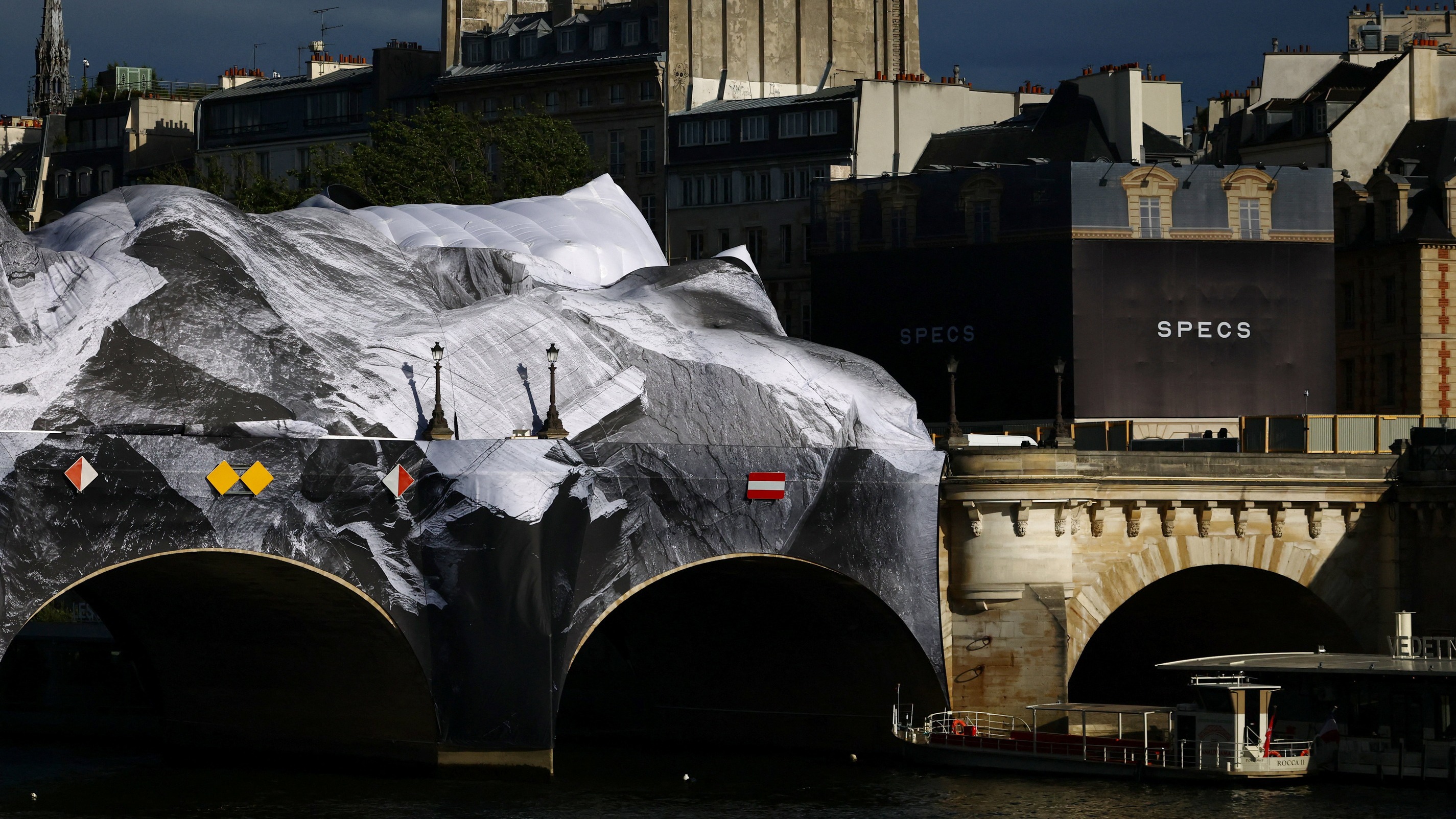 «Les équipes ont besoin de votre force» : JR constate les dégâts de La Caverne du Pont-Neuf