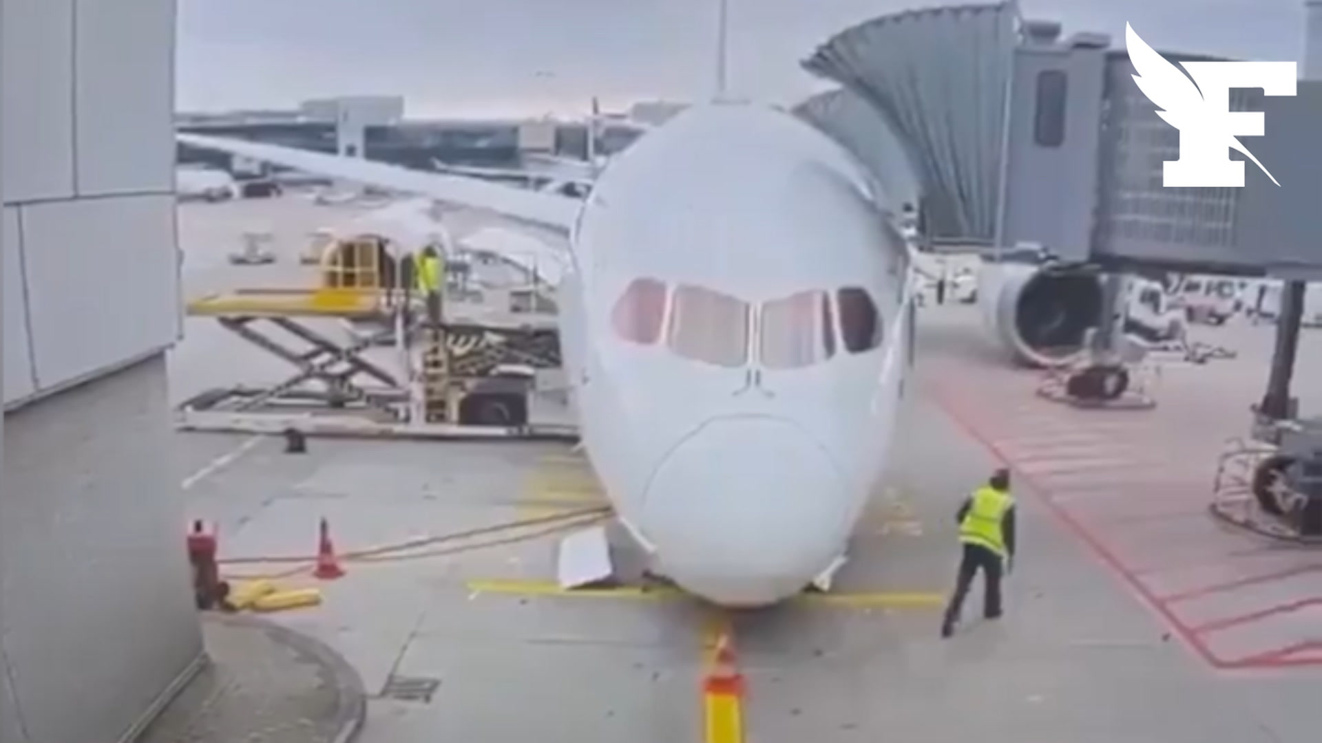 Le nez d'un Boeing de Lufthansa chute à l'aéroport de Francfort, des employés blessés