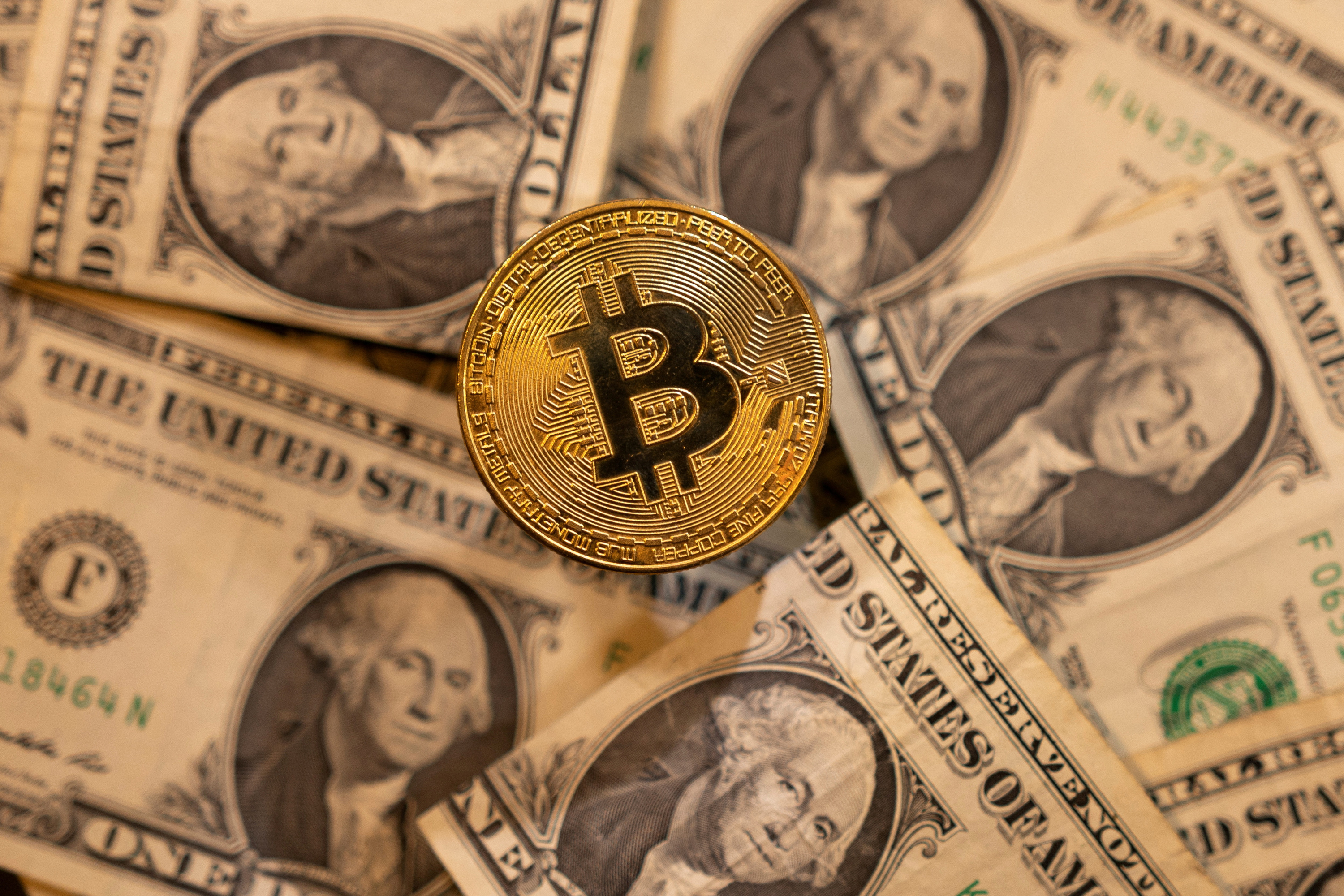 «Une convergence de pressions» : le bitcoin chute sous les 60.000 dollars, une première depuis octobre 2024