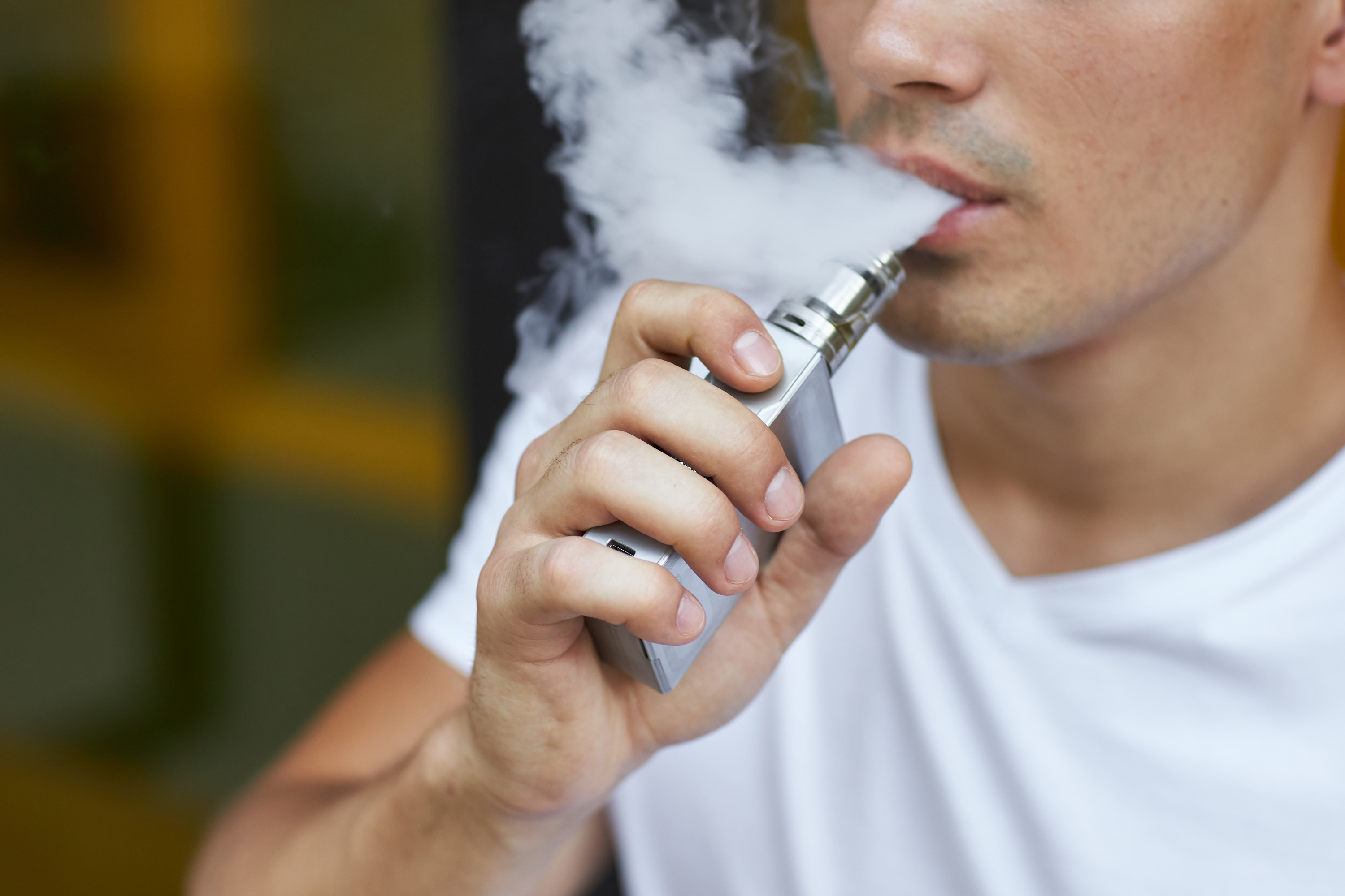 Vapoteuses, sachets de nicotine, tabac à chauffer... Les alternatives à la cigarette sur la sellette en Europe