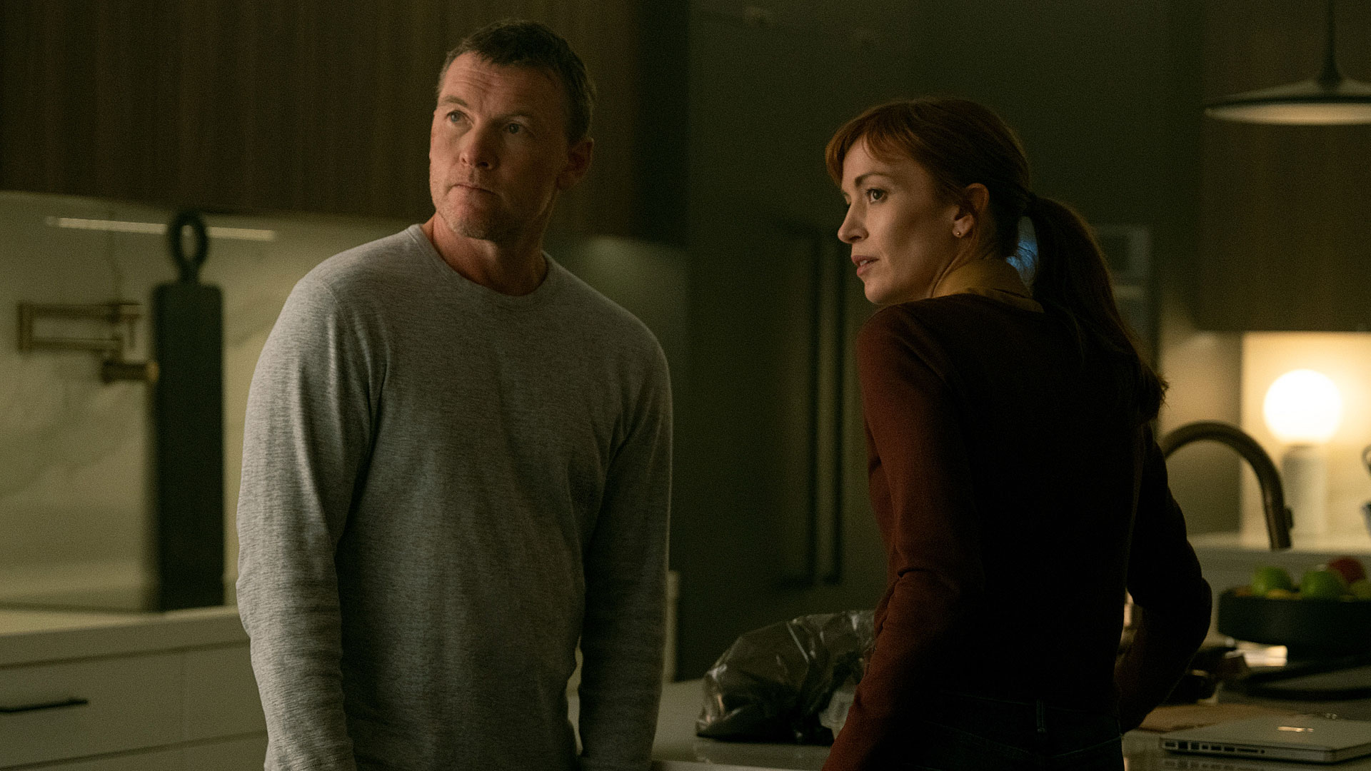 Sur tes traces : la nouvelle adaptation Netflix de Harlan Coben, un thriller captivant avec Sam Worthington et Britt Lower — Séries TV