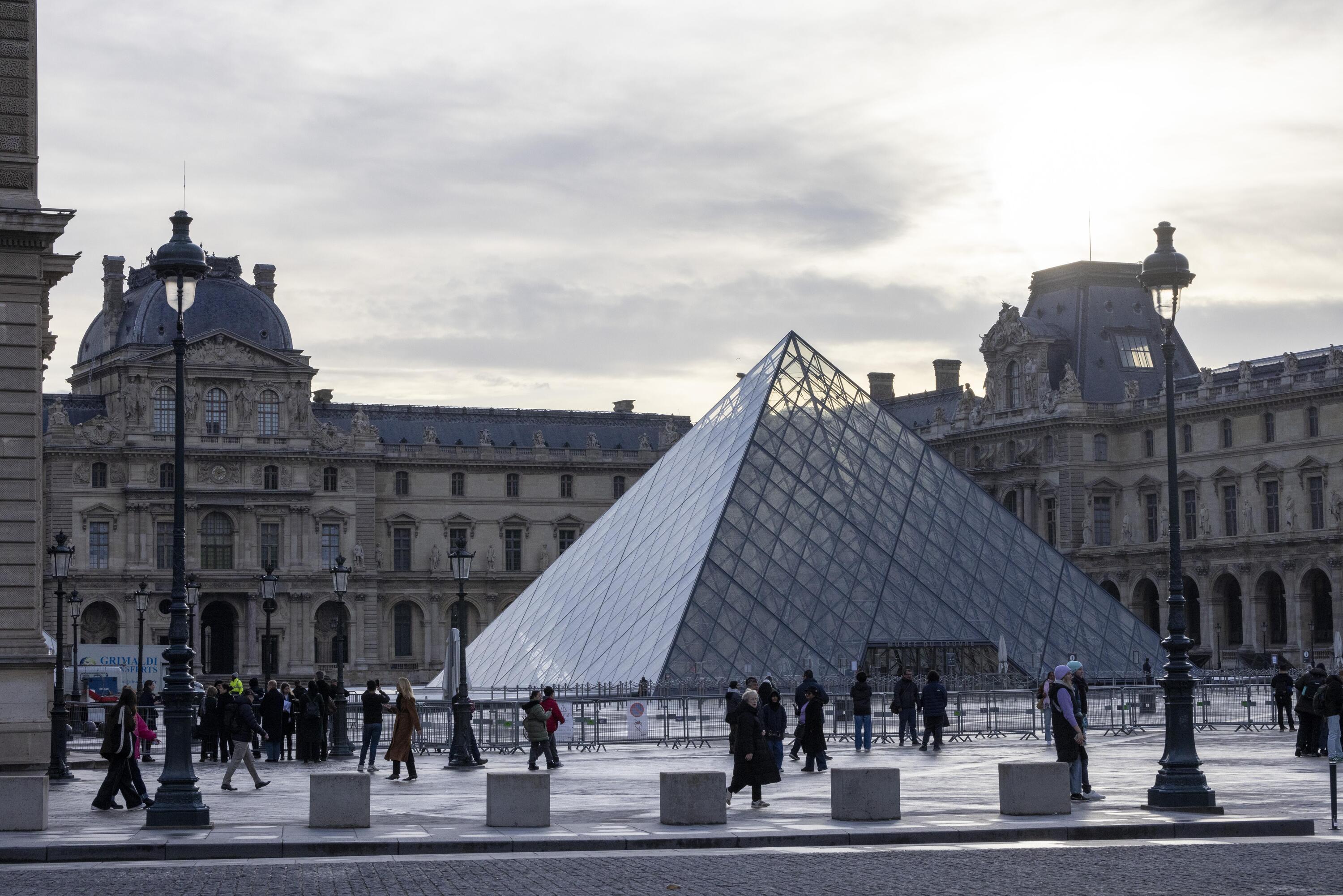 Pour les grands travaux d’« un Louvre à bout de souffle », le président du musée donne rendez-vous après la présidentielle