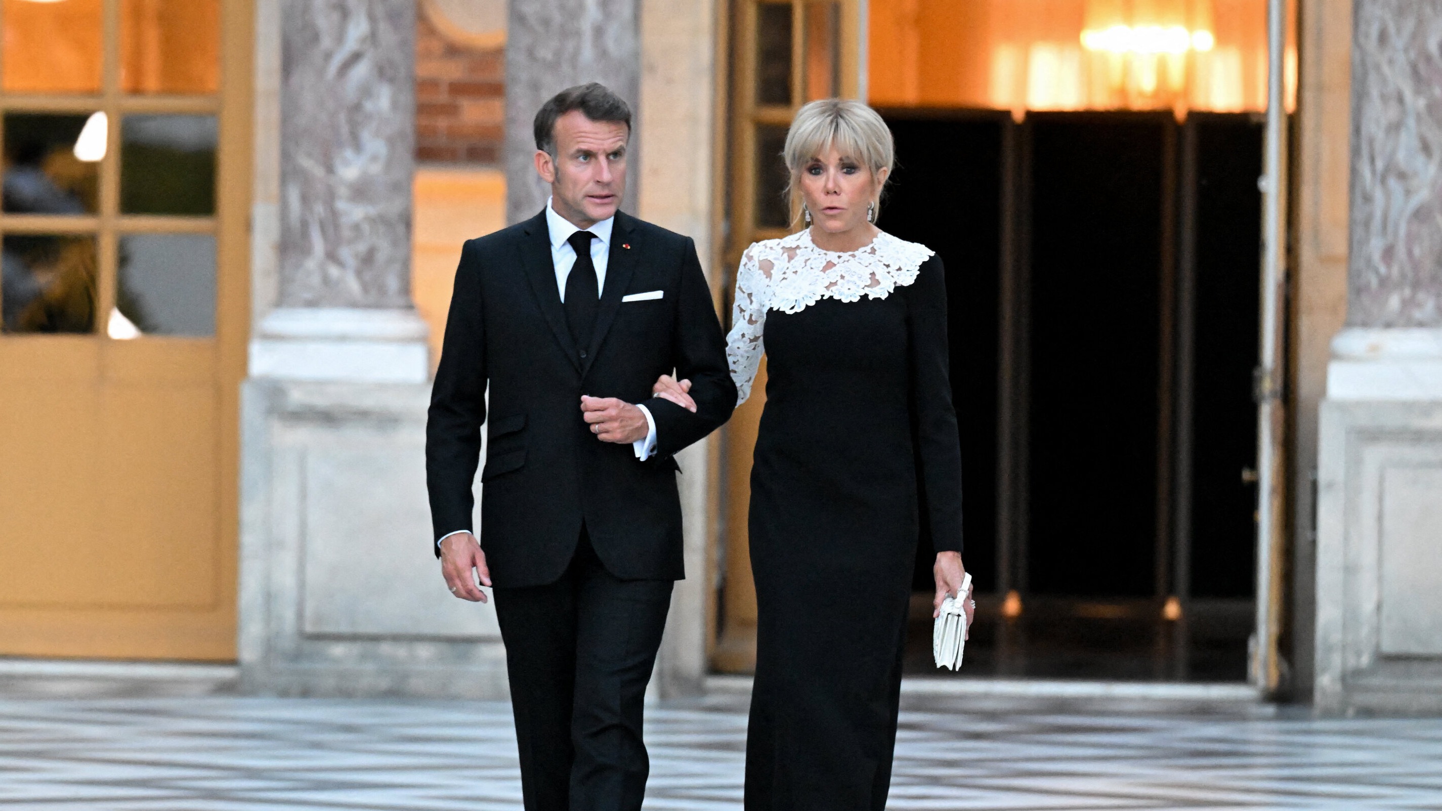 En longue robe noire à dentelle blanche, Brigitte Macron, reine de l’élégance au château de Versailles