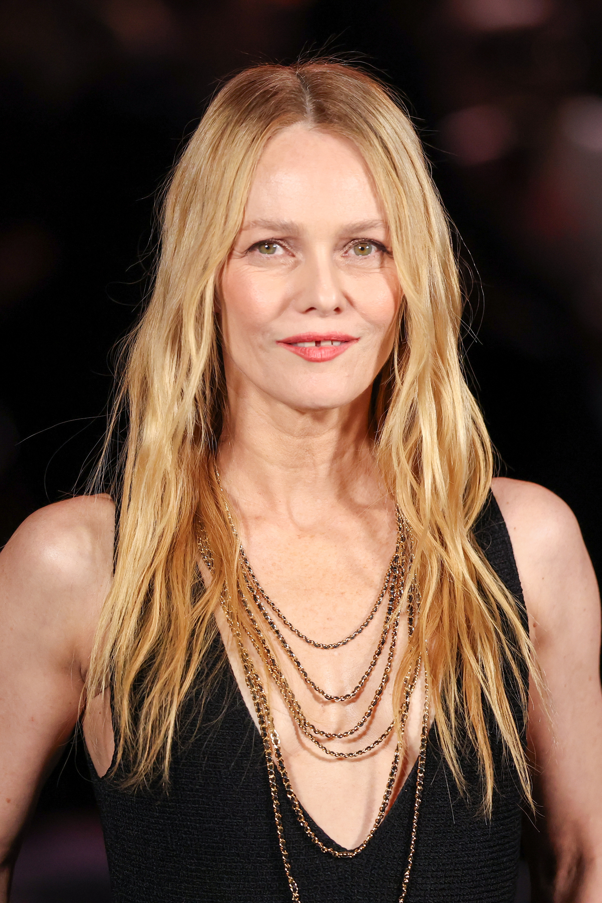 «J’ai des nepo babies à la maison» : Vanessa Paradis raconte le quotidien de ses enfants «tellement plus jugés que les autres»